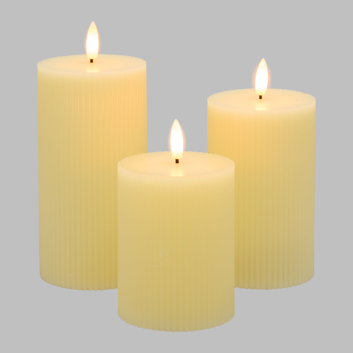 Set 3 candele avorio a coste in cera, fiamma 3D con stoppino 3 Set 3 candele avorio a coste in cera, fiamma 3D con stoppino 3