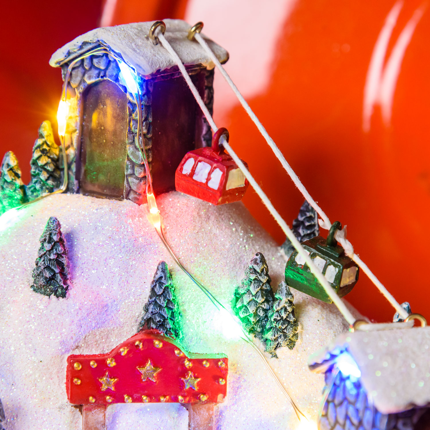 Village de Noël en Polyrésine, Paysage Montagneux avec Téléphérique et Patineurs en mouvement, h 16,5 cm 8 Village de Noël en Polyrésine, Paysage Montagneux avec Téléphérique et Patineurs en mouvement, h 16,5 cm 8