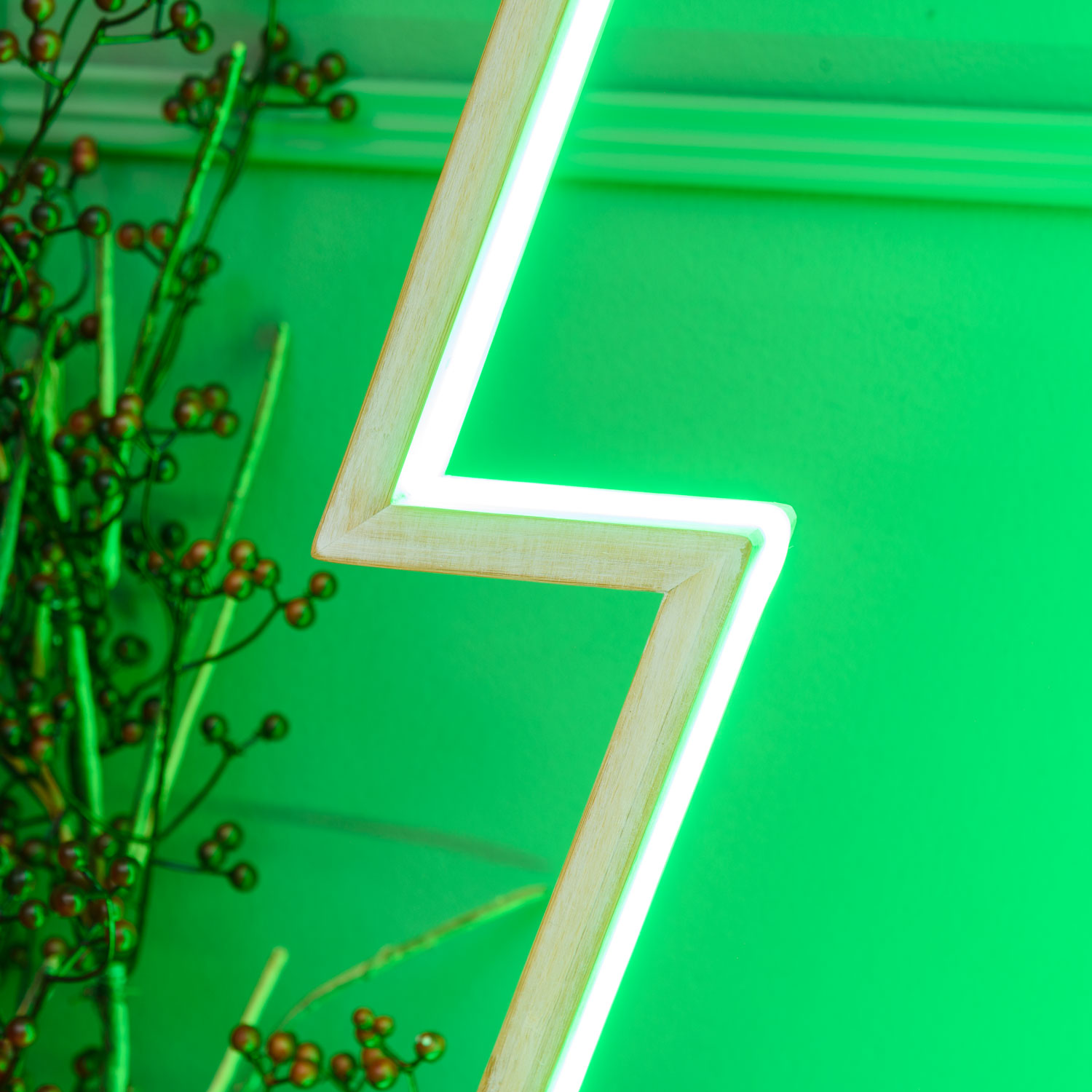 LED-Tannenbaum aus weißem Naturholz auf Fuß, 170 cm, RGB und warmweiß, Innenbereich 9 LED-Tannenbaum aus weißem Naturholz auf Fuß, 170 cm, RGB und warmweiß, Innenbereich 9