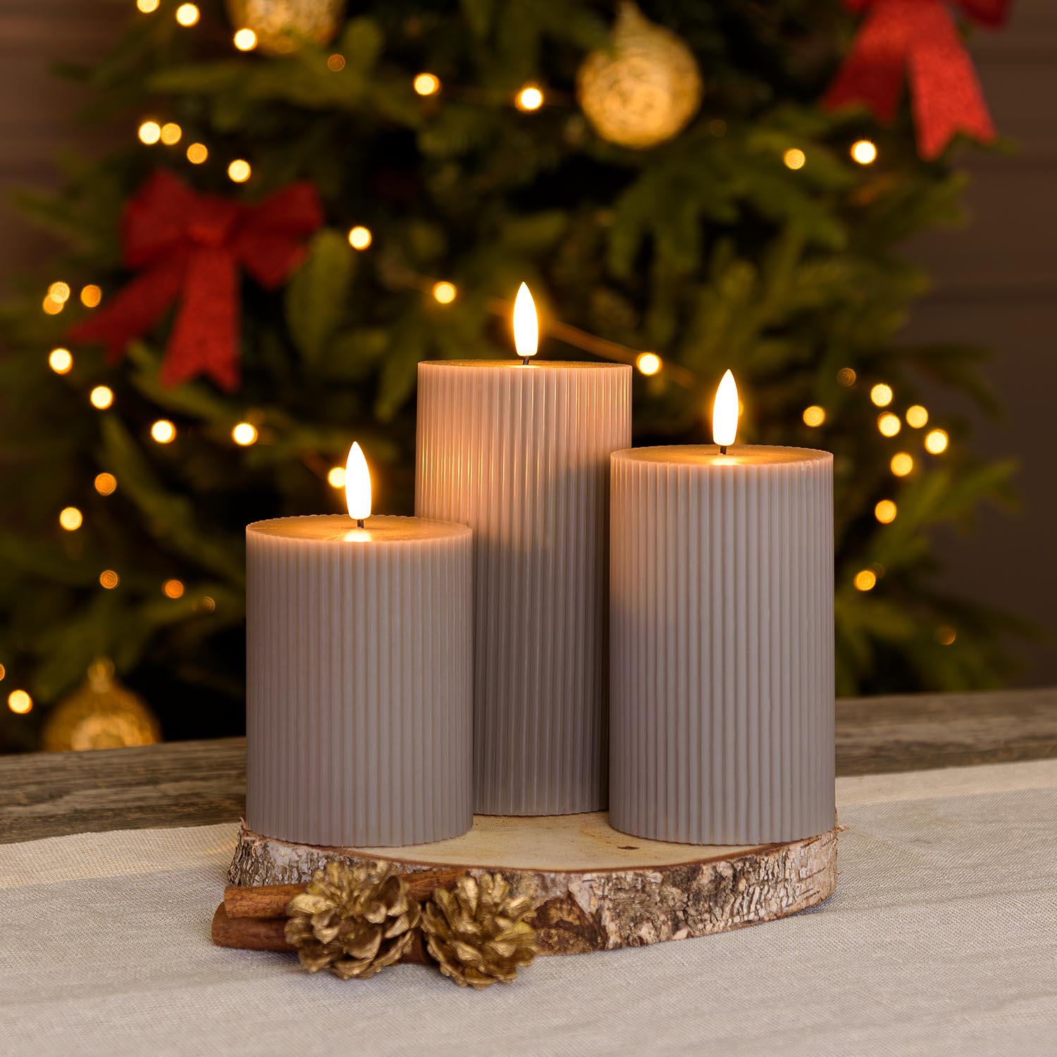Set 3 candele grigio marrone a coste in cera, fiamma 3D con stoppino Set 3 candele grigio marrone a coste in cera, fiamma 3D con stoppino