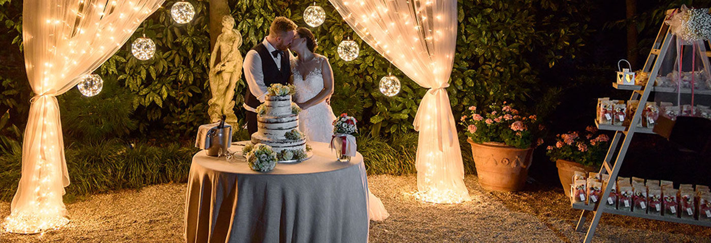 Decorar con luces una boda en el jardín Decorar con luces una boda en el jardín