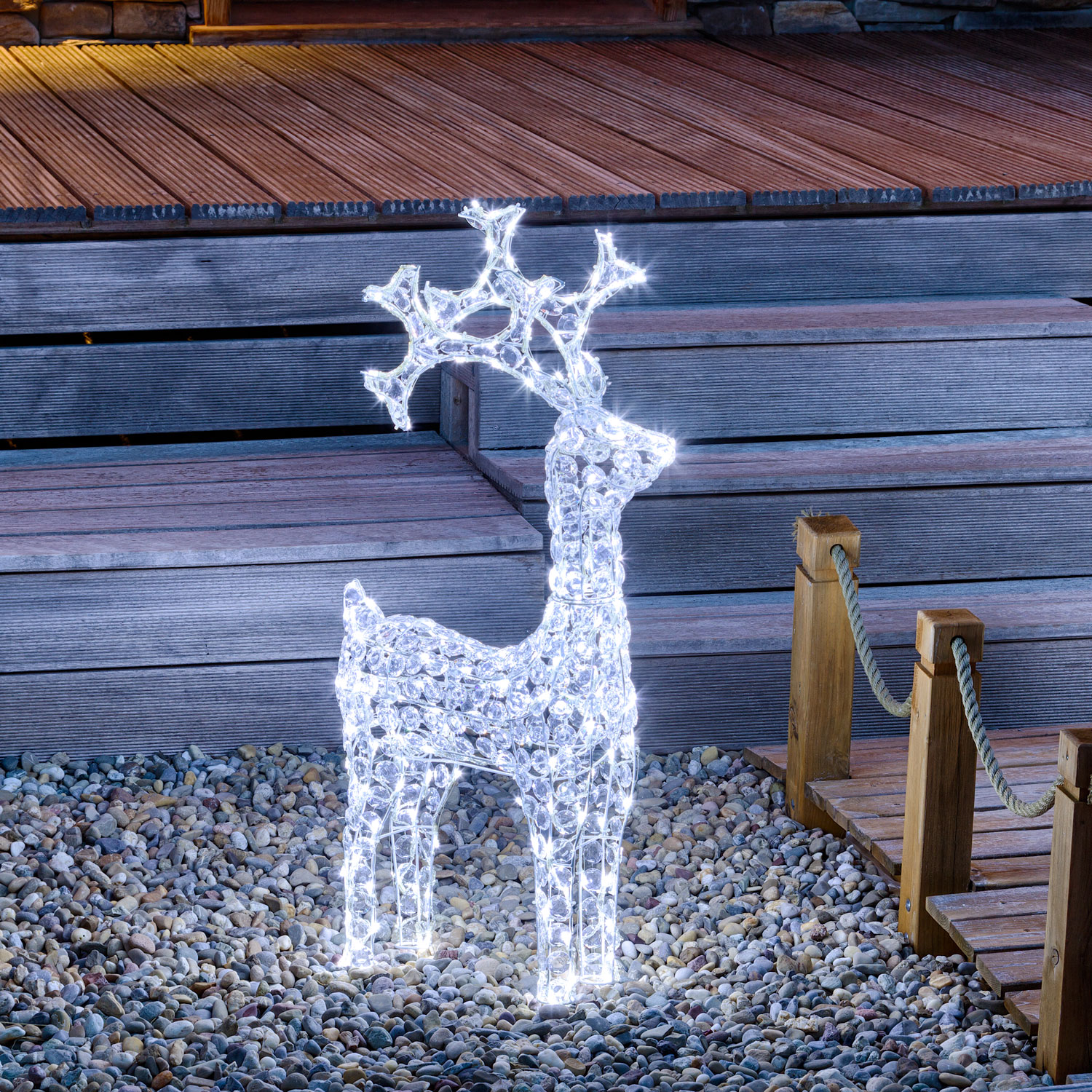 Stehendes Rentier mit Acryl Kristallen, h 90 cm, 200 LEDs kaltweiß Stehendes Rentier mit Acryl Kristallen, h 90 cm, 200 LEDs kaltweiß