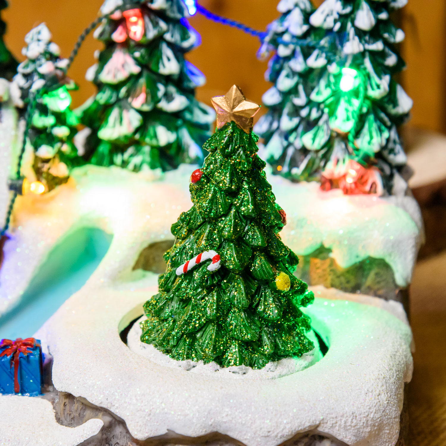 Weihnachtsdorf aus Polyresin, Bach mit Brücke und rotierendem Baum, h 15 cm, mit Weihnachtslieder 10 Weihnachtsdorf aus Polyresin, Bach mit Brücke und rotierendem Baum, h 15 cm, mit Weihnachtslieder 10