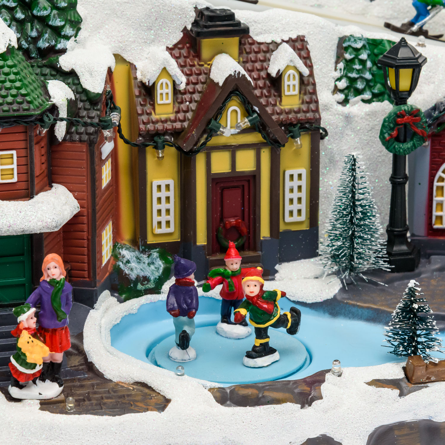 Weihnachtsdorf, mit Skifahrern und rotierenden Schlittschuhläufern, h 24 cm, mit Weihnachtsliedern 7 Weihnachtsdorf, mit Skifahrern und rotierenden Schlittschuhläufern, h 24 cm, mit Weihnachtsliedern 7