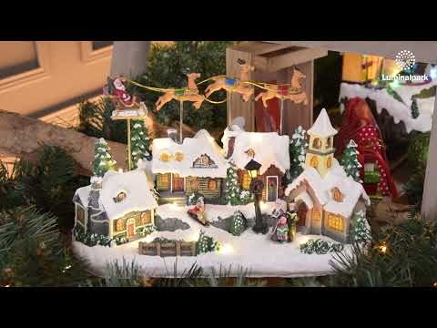 Schneelandschaft mit Kirche und fliegendem Weihnachtsmann auf Schlitten mit beweglichen Rentieren, H 23 cm, Weihnachtslieder 2