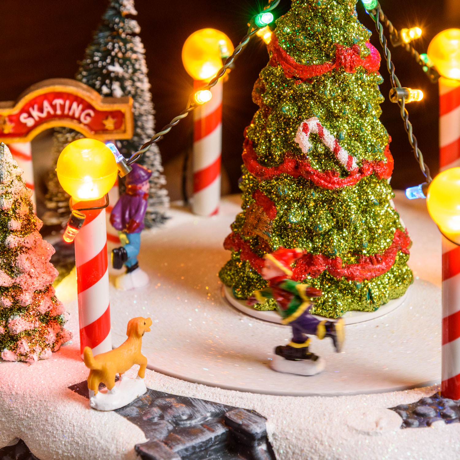 Weihnachtsdorf, Berglandschaft mit Schlittschuhläufern, Weihnachtslieder 9 Weihnachtsdorf, Berglandschaft mit Schlittschuhläufern, Weihnachtslieder 9