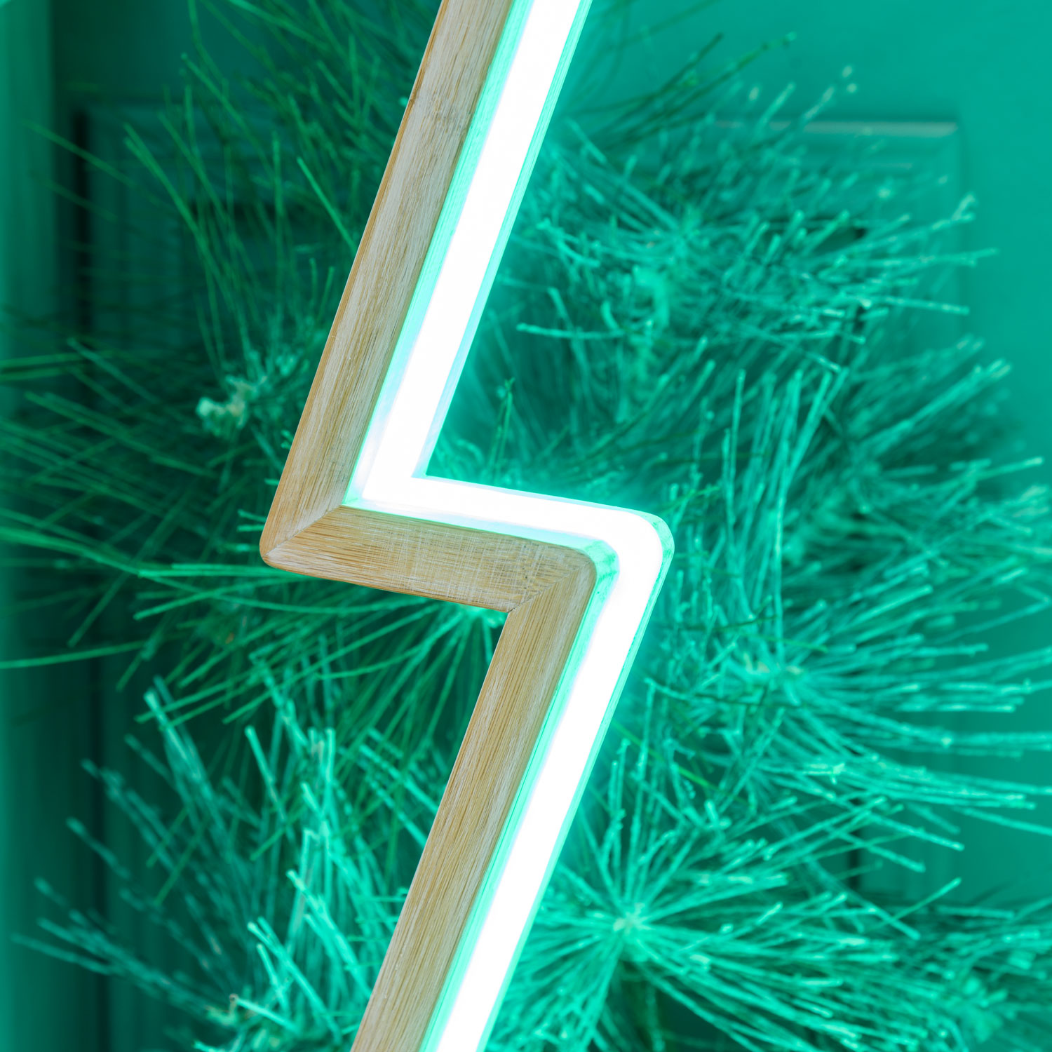 LED-Tannenbaum aus weißem Naturholz auf Fuß, 145 cm, RGB und warmweiß, Innenbereich 9 LED-Tannenbaum aus weißem Naturholz auf Fuß, 145 cm, RGB und warmweiß, Innenbereich 9