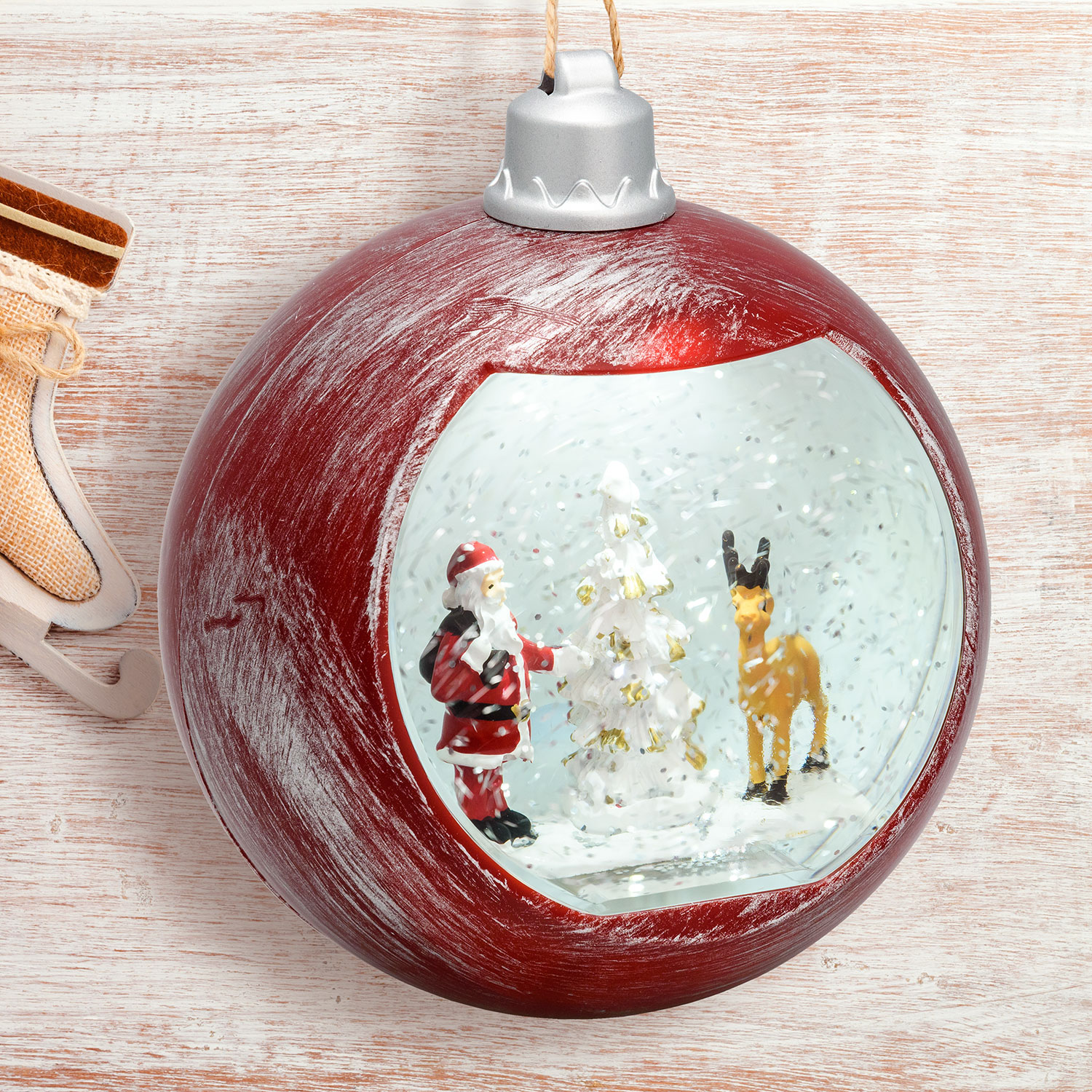 Farol navideño bola rojo antiguo con purpurina en el agua Farol navideño bola rojo antiguo con purpurina en el agua