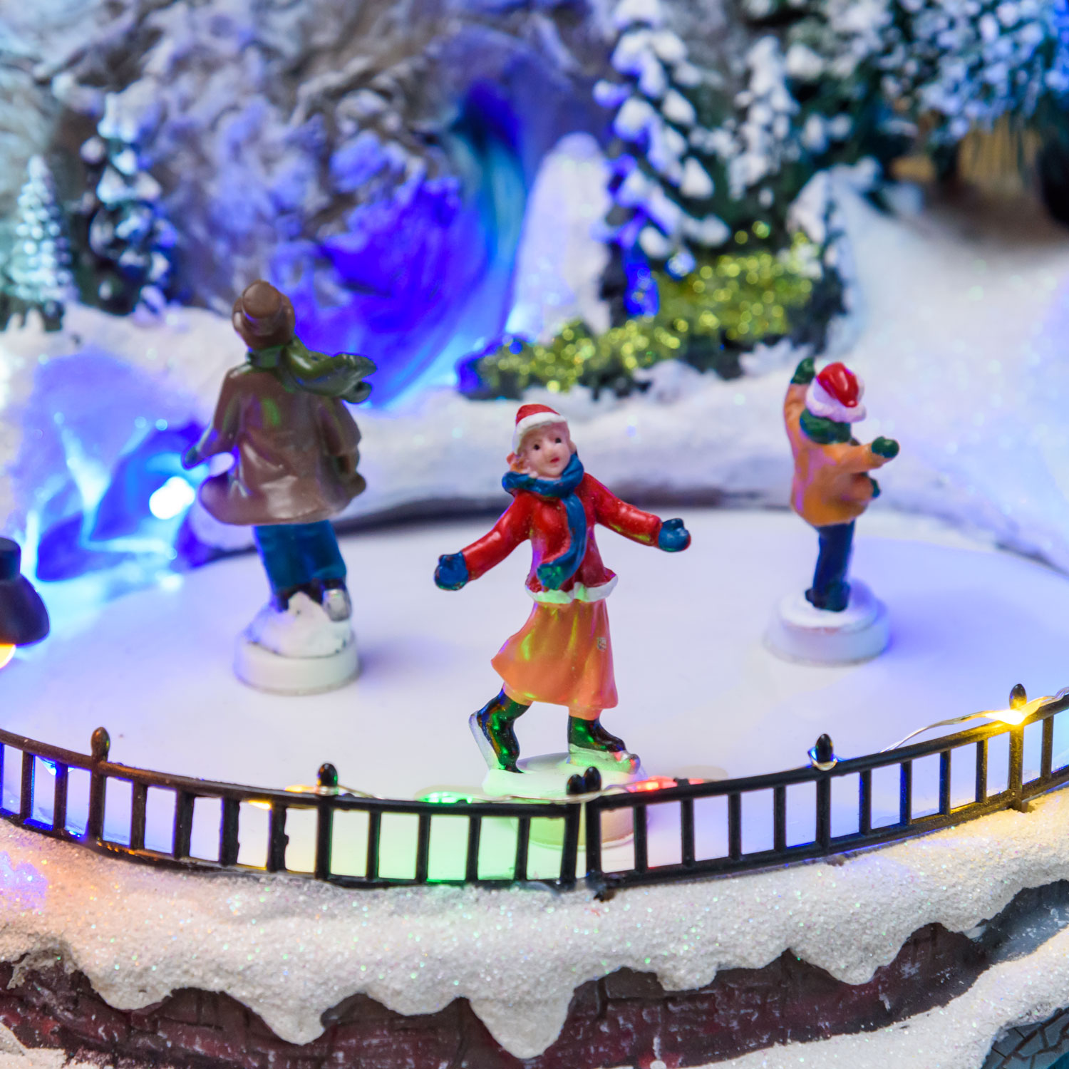 Village de Noël en Polyrésine, Lac Montagneux avec Patineurs en mouvement, h 20 cm 9 Village de Noël en Polyrésine, Lac Montagneux avec Patineurs en mouvement, h 20 cm 9