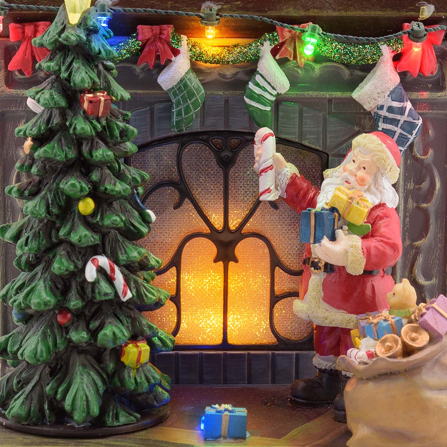Weihnachtsdorf, Kamin mit Flammeneffekt und rotierendem Baum, H 20 cm, Weihnachtsmusik