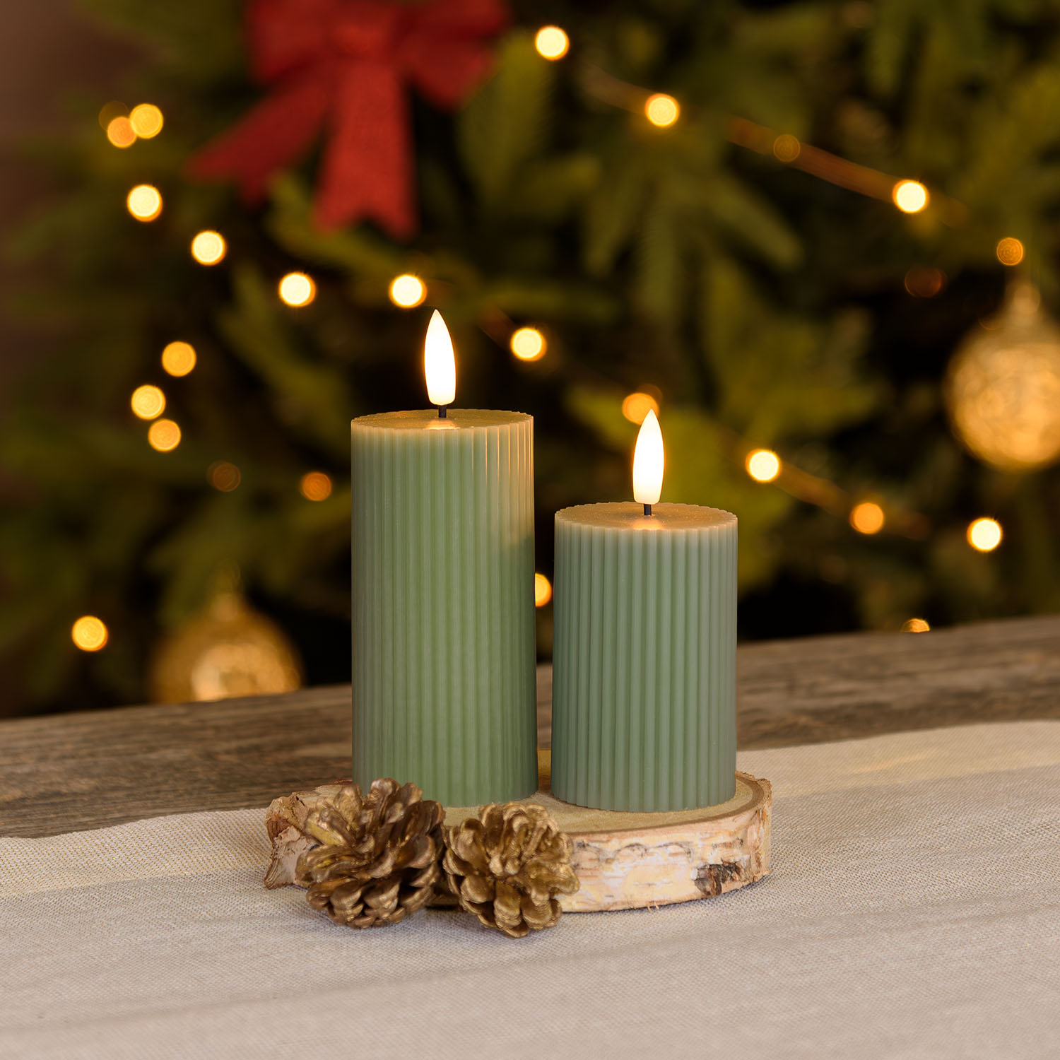 Set 2 candele verdi a coste in cera, fiamma 3D con stoppino Set 2 candele verdi a coste in cera, fiamma 3D con stoppino