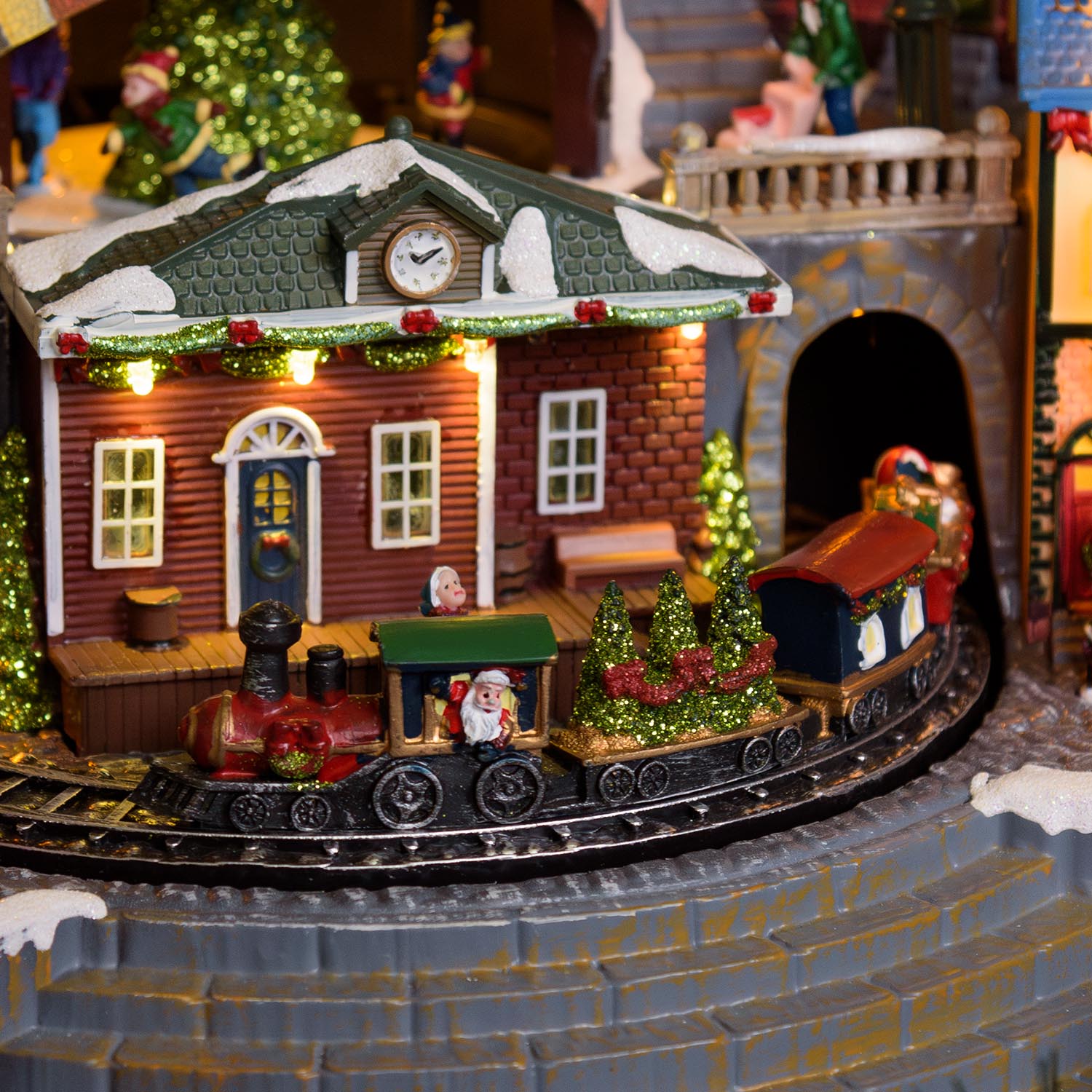 Pueblo de Navidad, Estación con Trenecito en movimiento y Árbol de Navidad giratorio, h 38 cm, villancicos 14 Pueblo de Navidad, Estación con Trenecito en movimiento y Árbol de Navidad giratorio, h 38 cm, villancicos 14
