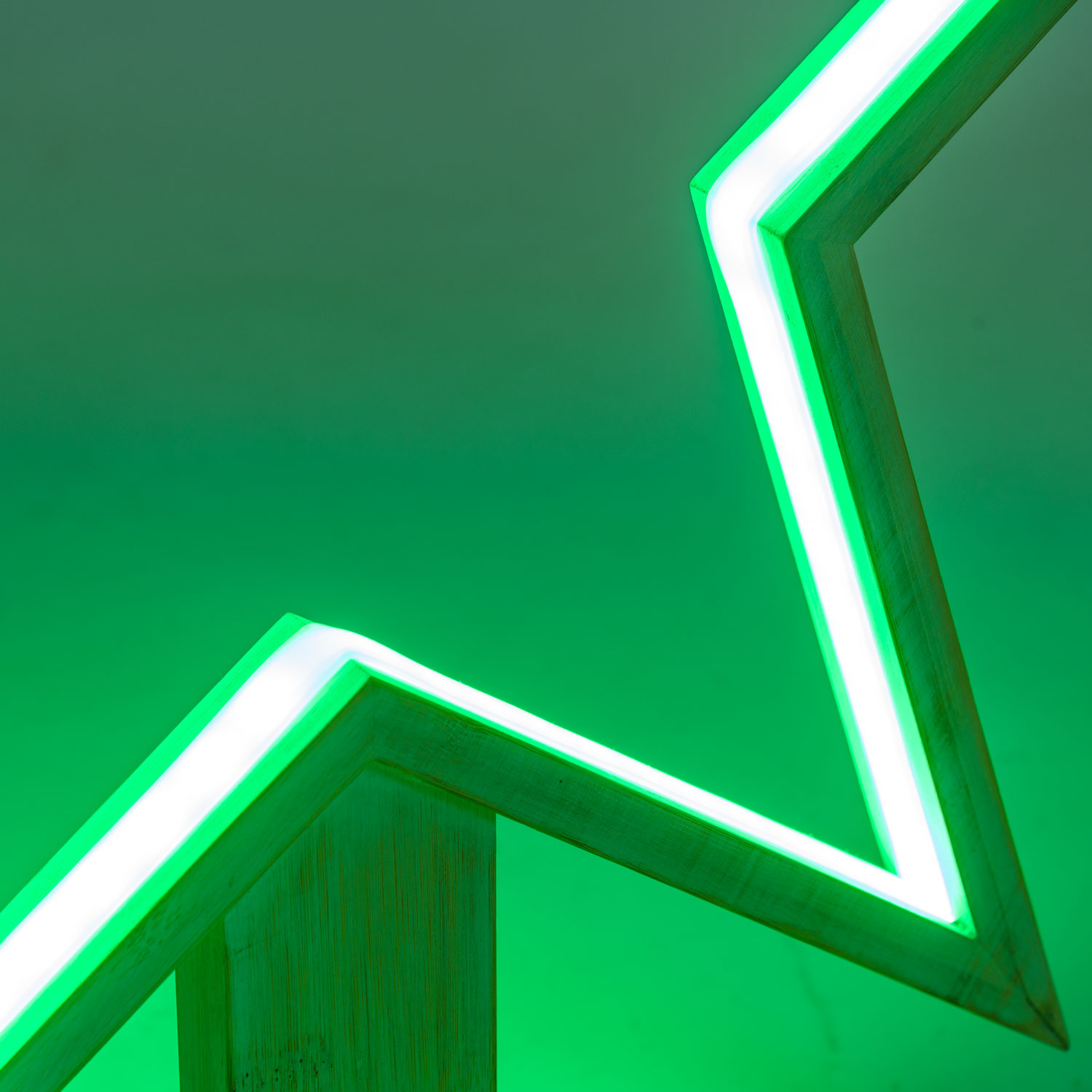 Étoile avec base en bois blanchi, 55 cm, led RGB et Blanc Chaud 27 Étoile avec base en bois blanchi, 55 cm, led RGB et Blanc Chaud 27