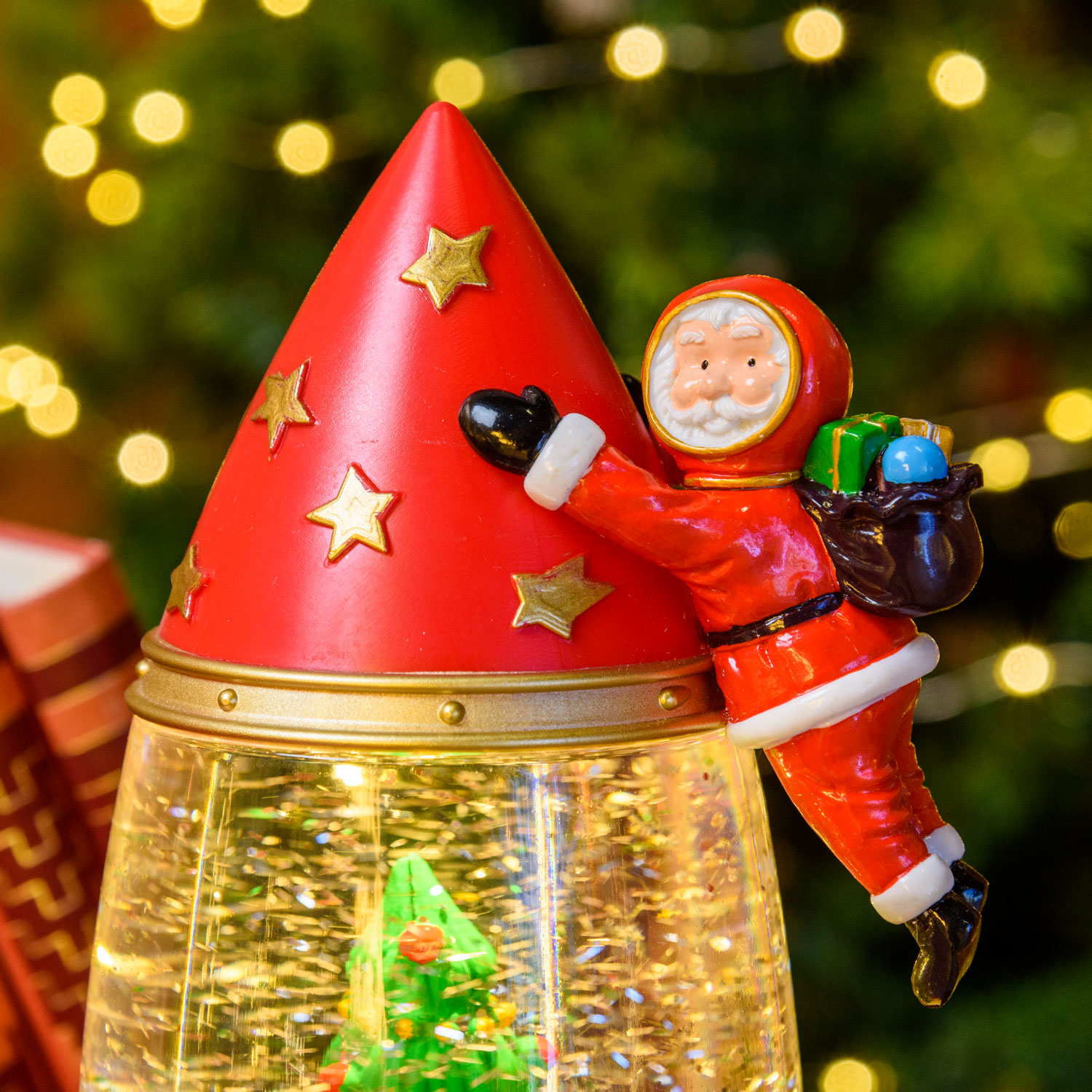 Raketenlaterne mit Astronaut-Weihnachtsmann, rot und gold, h 27,5 cm, warmweiß 11 Raketenlaterne mit Astronaut-Weihnachtsmann, rot und gold, h 27,5 cm, warmweiß 11