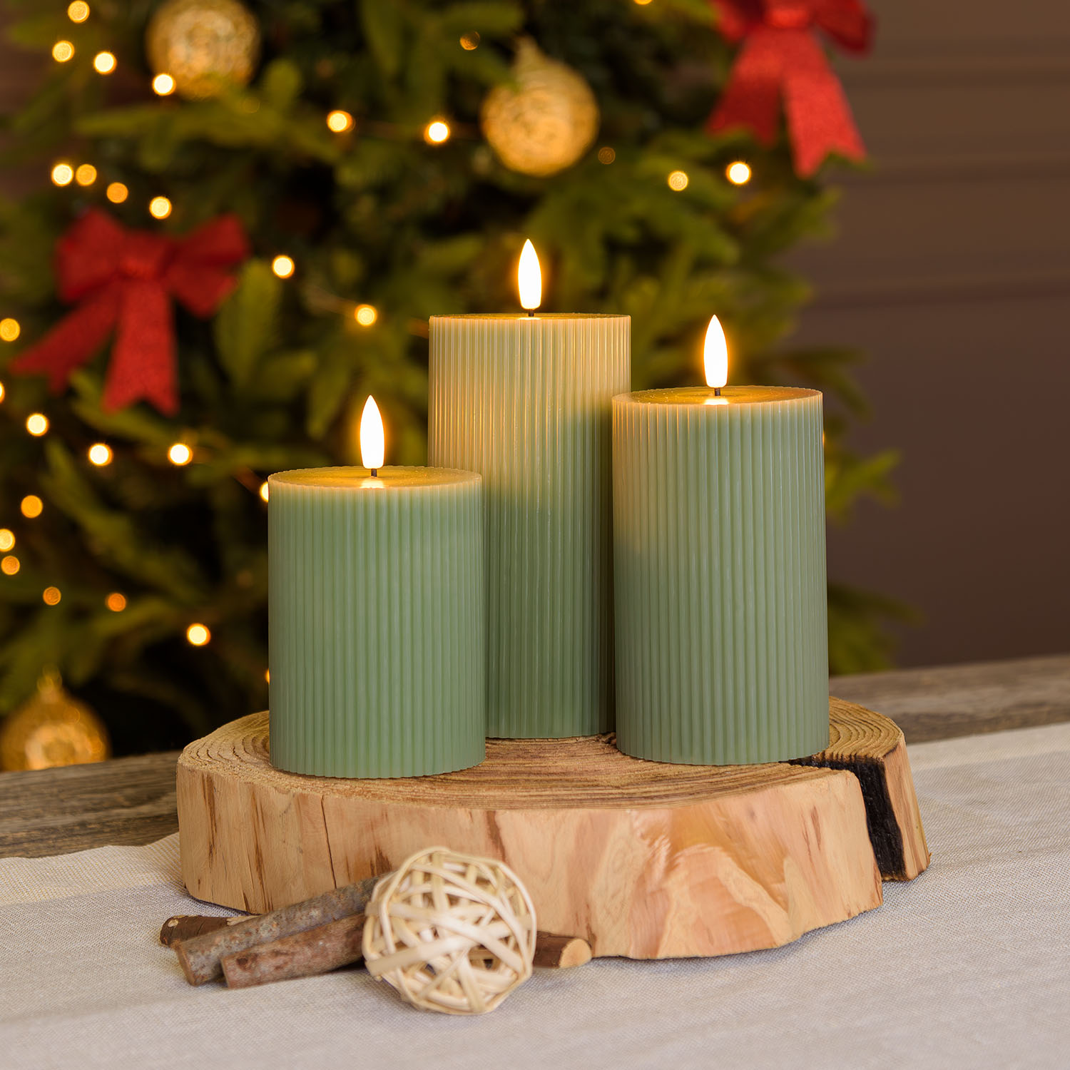 Set 3 candele verdi a coste in cera, fiamma 3D con stoppino Set 3 candele verdi a coste in cera, fiamma 3D con stoppino
