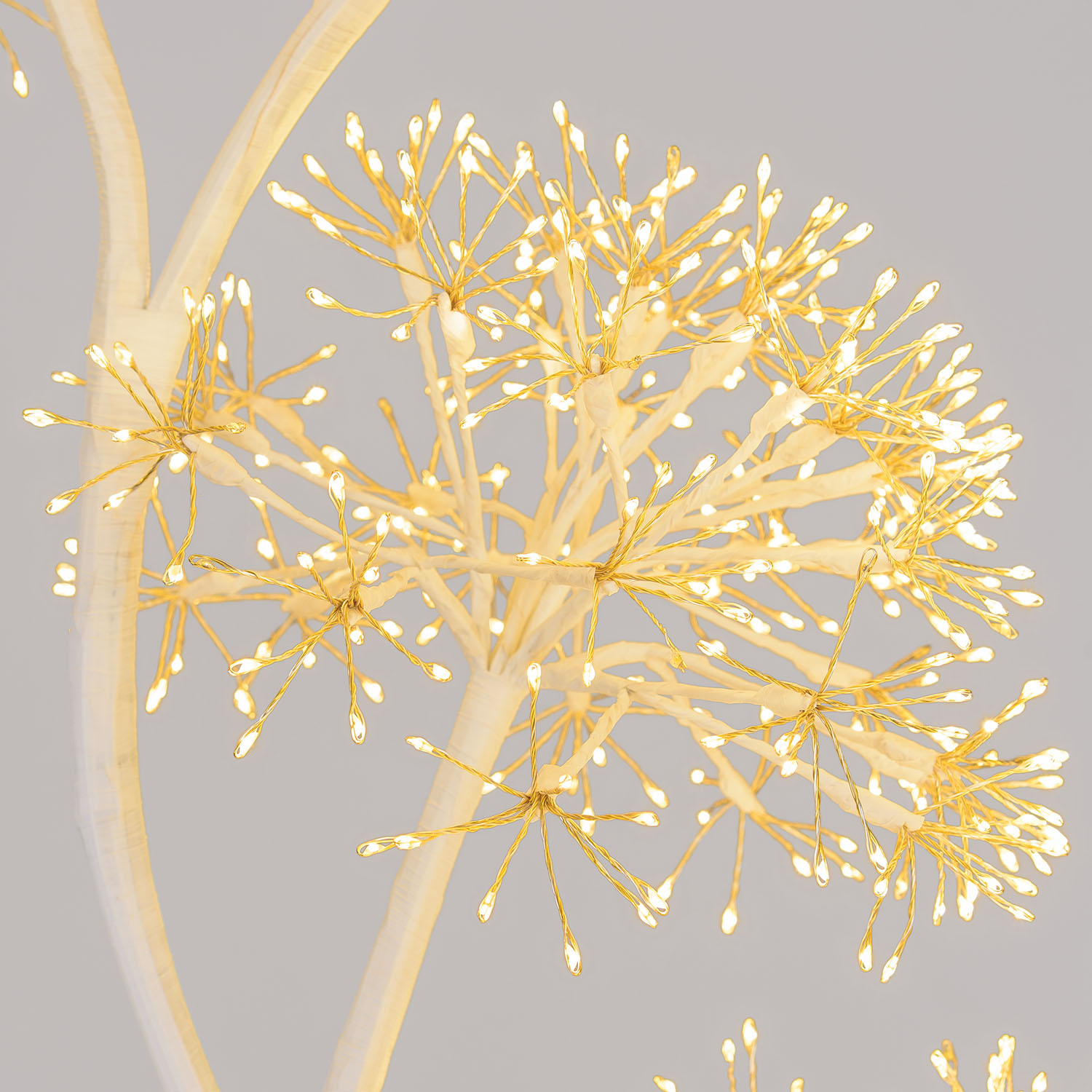 Weißer Baum RICCO mit 5 Straußzweigen, Höhe 1,20 m, 1200 warmweiße MicroLEDs, für den Innenbereich 4 Weißer Baum RICCO mit 5 Straußzweigen, Höhe 1,20 m, 1200 warmweiße MicroLEDs, für den Innenbereich 4