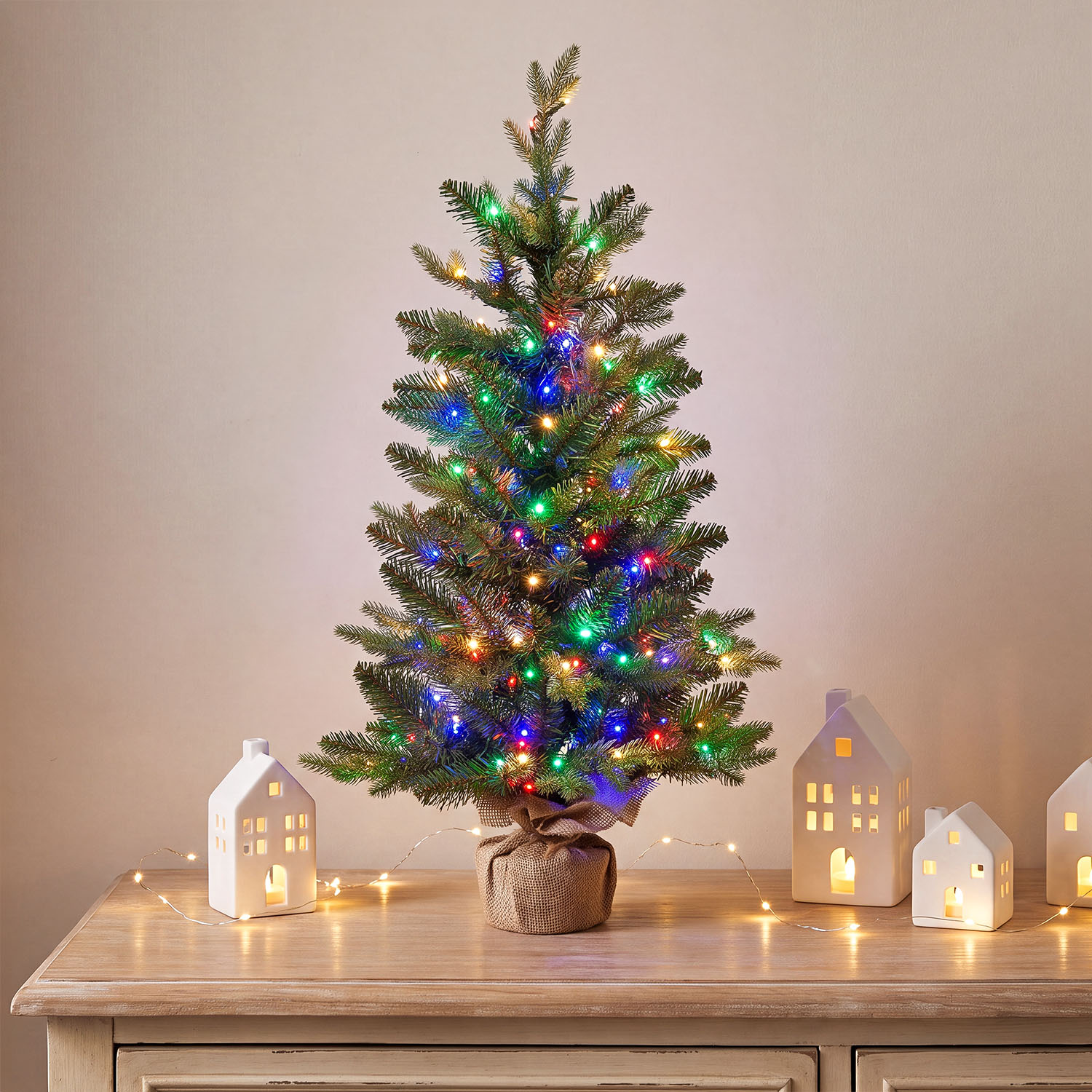 Alpenbaum aus künstlichem Tannengrün mit Jutesockel, 90 cm, 180 integrierte Multicolor-Mini-LEDs 1