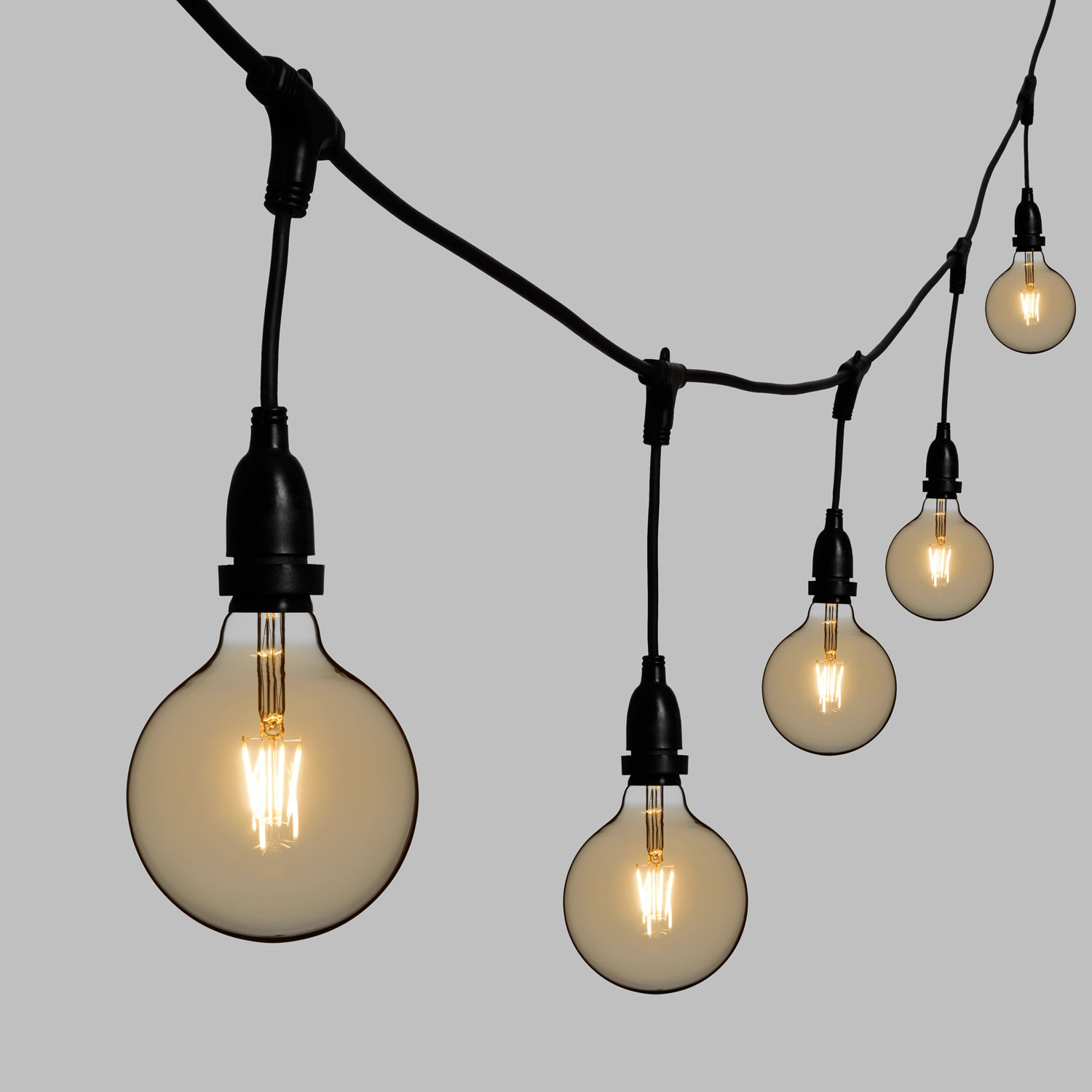 5m Lichterkette, 8 hängende LED Globo Birnen 4 Watt Ø 125 mm, schwarzes Kabel, erweiterbar 3 5m Lichterkette, 8 hängende LED Globo Birnen 4 Watt Ø 125 mm, schwarzes Kabel, erweiterbar 3