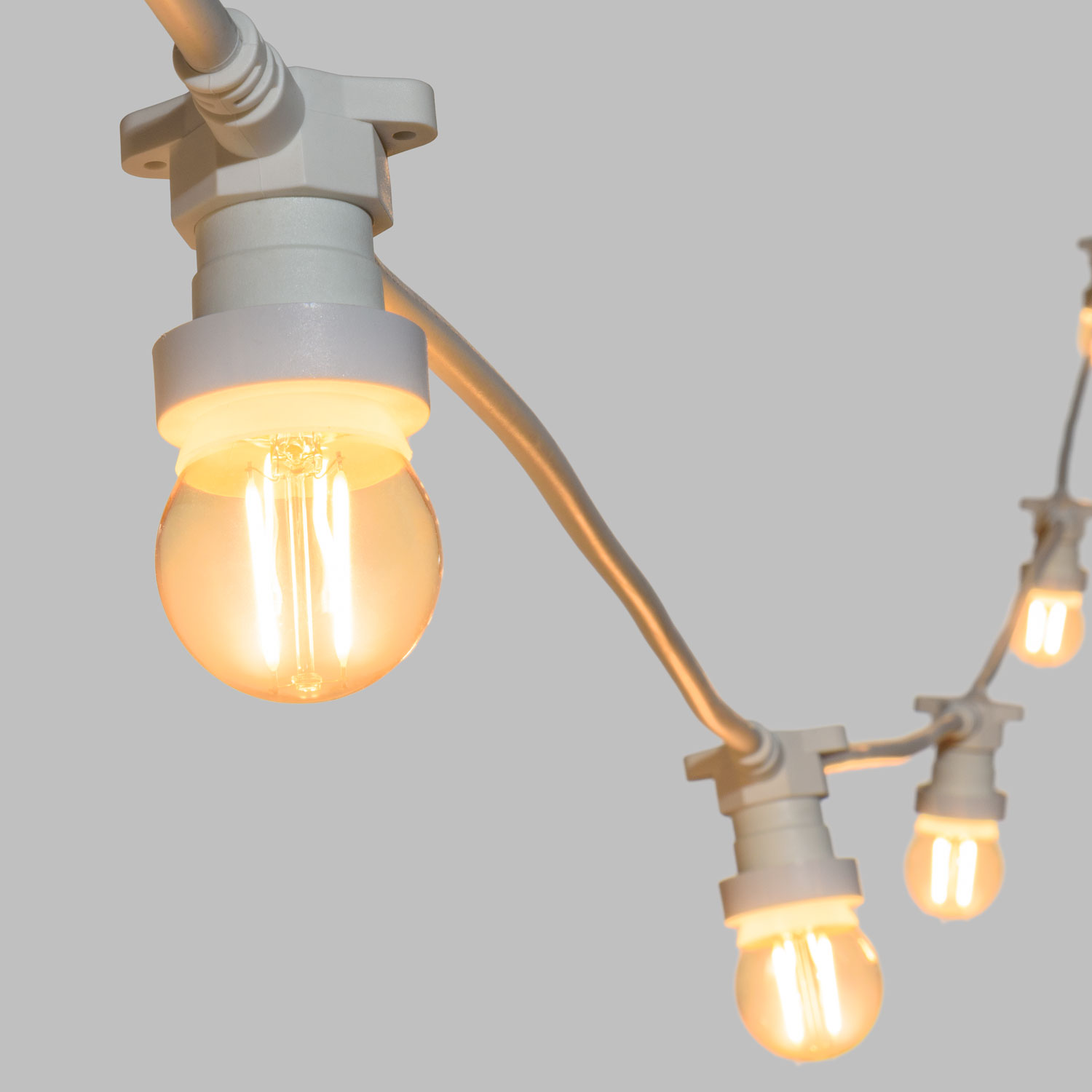 Catena 5 m. 5 lampadine led a globo Ø 45 mm di 2 Watt, cavo bianco, prolungabile 2 Catena 5 m. 5 lampadine led a globo Ø 45 mm di 2 Watt, cavo bianco, prolungabile 2