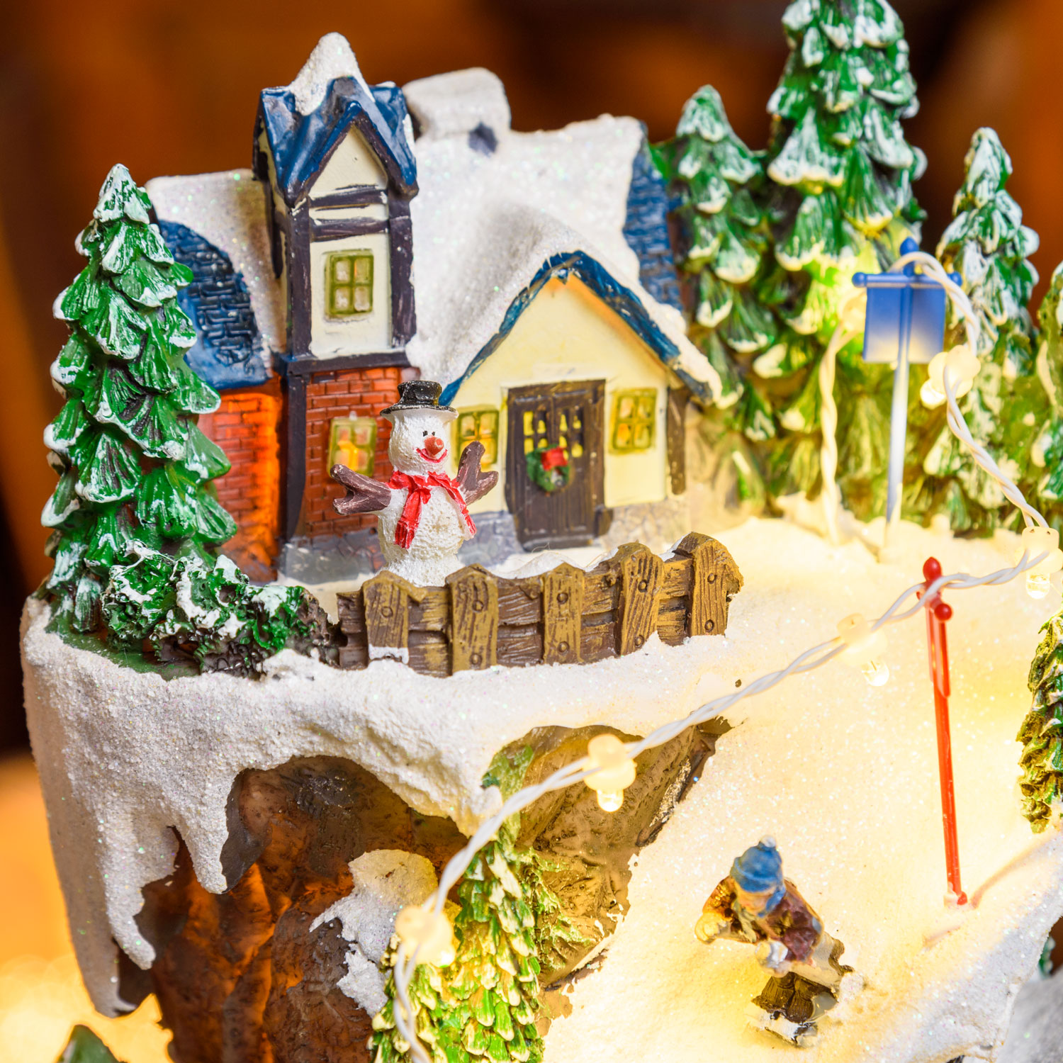Weihnachtsdorf, Bergdorf mit Skifahrern und fahrendem Zug in Tunnel, h 38 cm, mit Weihnachtsliedern 9 Weihnachtsdorf, Bergdorf mit Skifahrern und fahrendem Zug in Tunnel, h 38 cm, mit Weihnachtsliedern 9