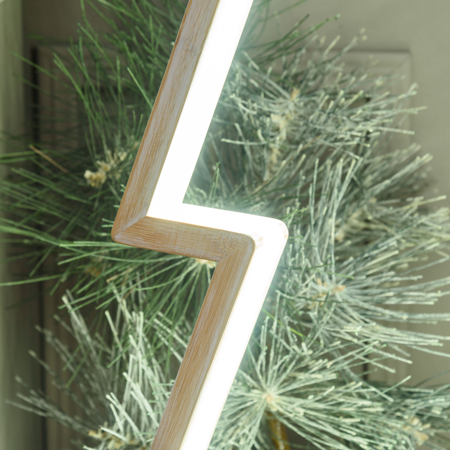 LED-Tannenbaum aus weißem Naturholz auf Fuß, 145 cm, RGB und warmweiß, Innenbereich 12 LED-Tannenbaum aus weißem Naturholz auf Fuß, 145 cm, RGB und warmweiß, Innenbereich 12