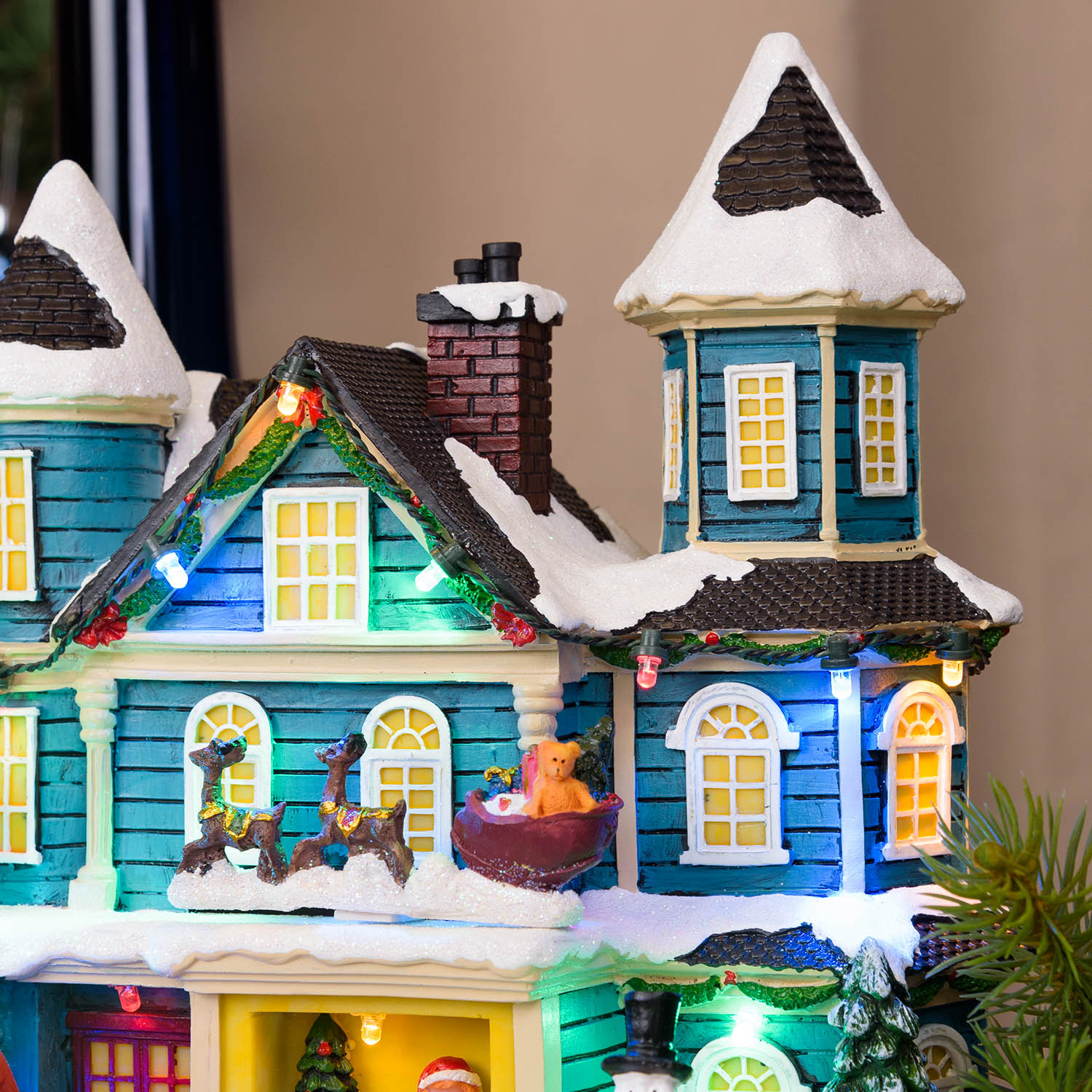 Pueblo de Navidad, Casa navideña, Trineo con movimiento y Árbol Navidad RGB, h 23 cm, villancicos 10 Pueblo de Navidad, Casa navideña, Trineo con movimiento y Árbol Navidad RGB, h 23 cm, villancicos 10