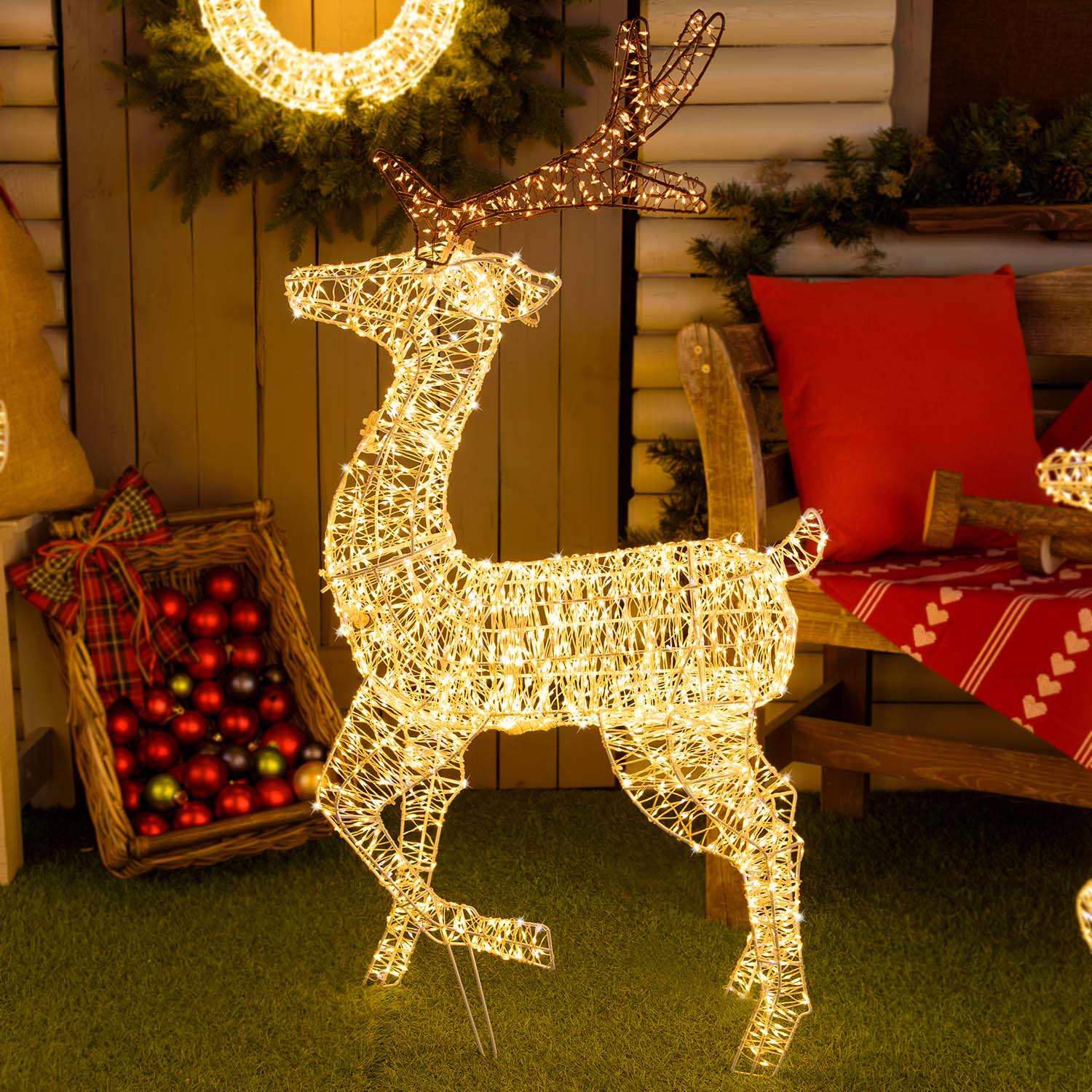 Renna con zampa alzata 3D, h 105 cm, microled bianco caldo e freddo, uso interno Renna con zampa alzata 3D, h 105 cm, microled bianco caldo e freddo, uso interno