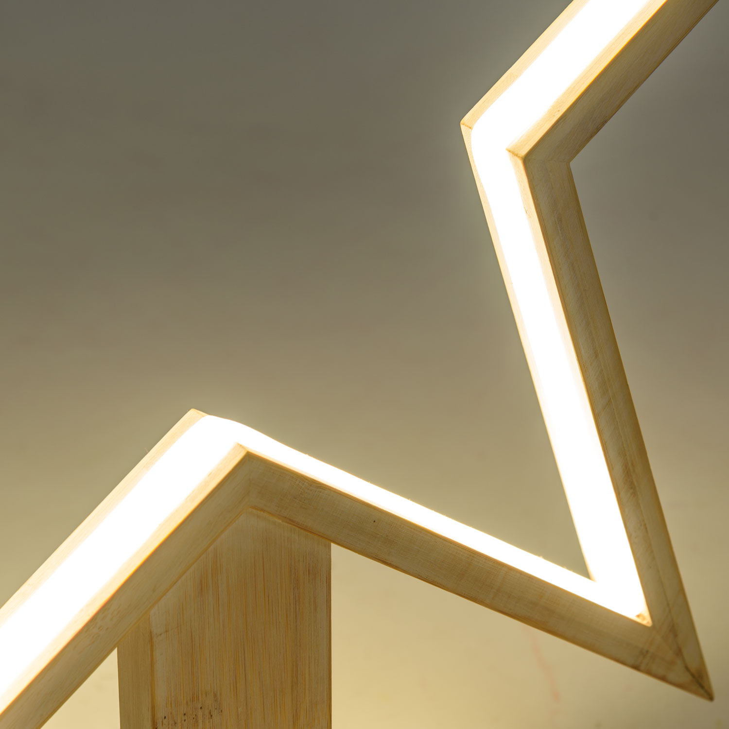 Étoile avec base en bois blanchi, 55 cm, led RGB et Blanc Chaud 22 Étoile avec base en bois blanchi, 55 cm, led RGB et Blanc Chaud 22