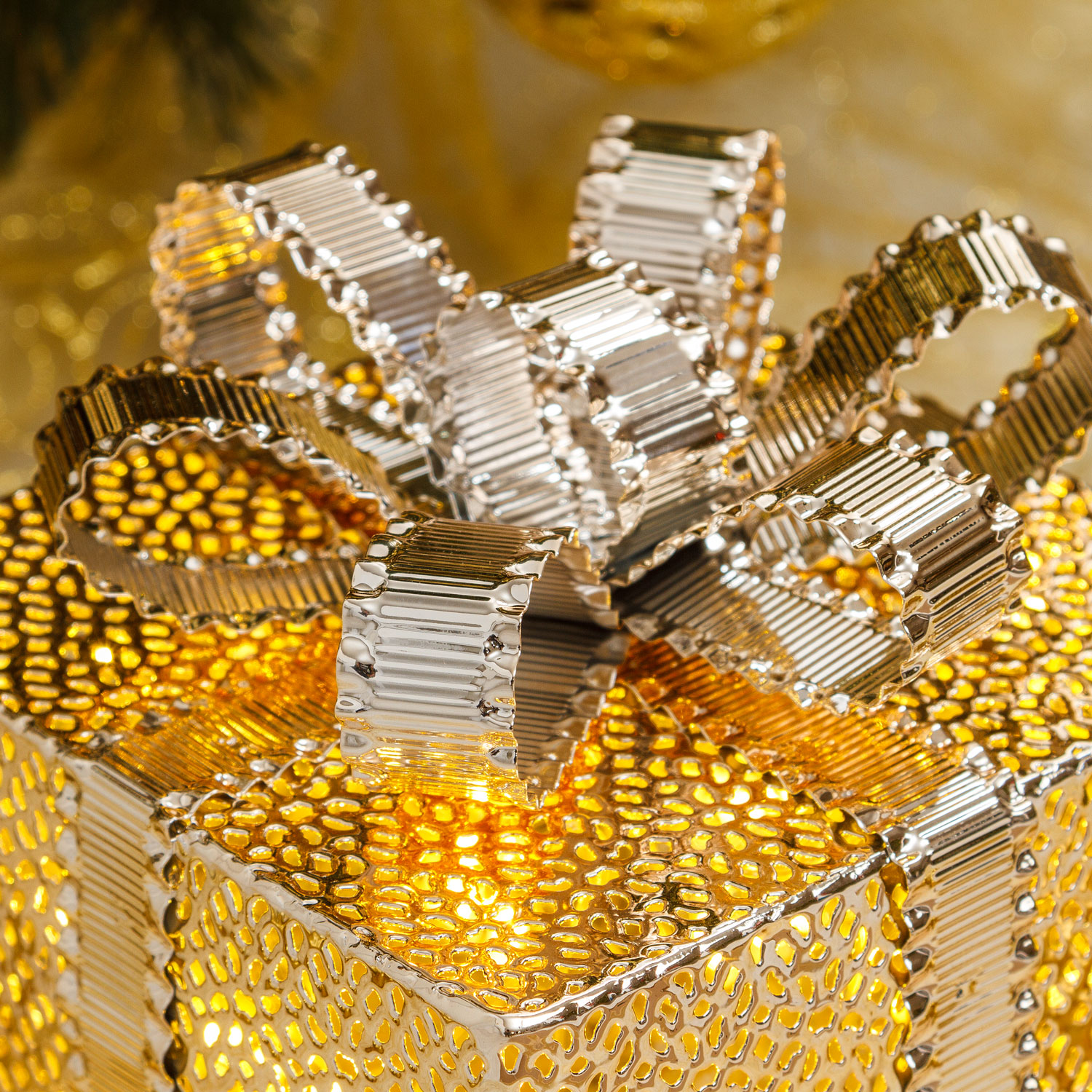 h 21.5 cm, 30 Warm White LEDs, Champagne Perforated Metal Gift Box 4 h 21.5 cm, 30 Warm White LEDs, Champagne Perforated Metal Gift Box 4