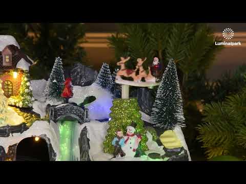 Village Enneigé avec Petit Train et Sapin de Noël sur Traîneau en mouvement, Ruisseau en fibre optique, h 18 cm, musiques de Noël 2