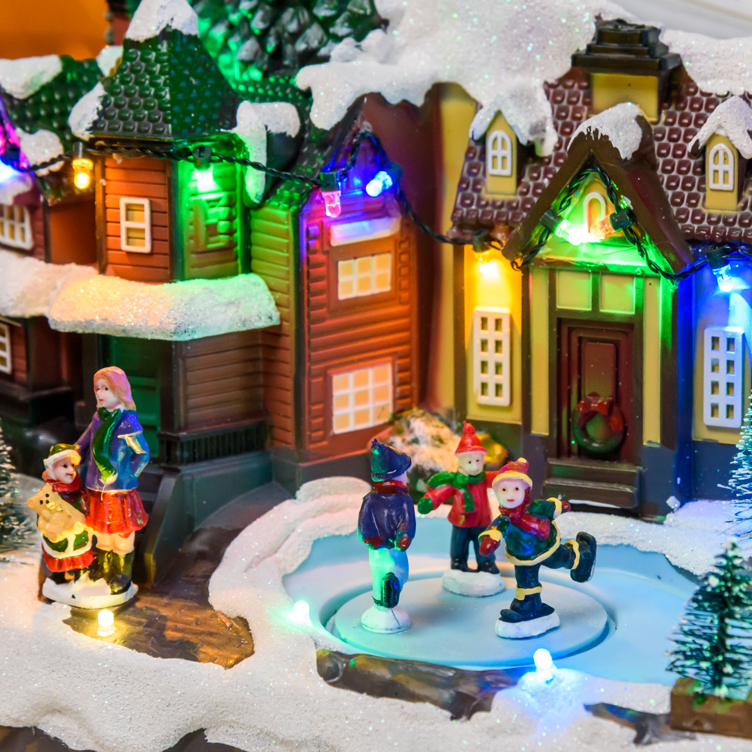 Weihnachtsdorf, mit Skifahrern und rotierenden Schlittschuhläufern, h 24 cm, mit Weihnachtsliedern 11 Weihnachtsdorf, mit Skifahrern und rotierenden Schlittschuhläufern, h 24 cm, mit Weihnachtsliedern 11