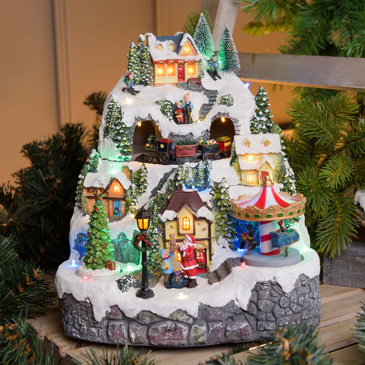 Pueblo de Navidad nevado con Trenecito, Árbol y Tiovivo giratorios, h 31 cm, villancicos Pueblo de Navidad nevado con Trenecito, Árbol y Tiovivo giratorios, h 31 cm, villancicos