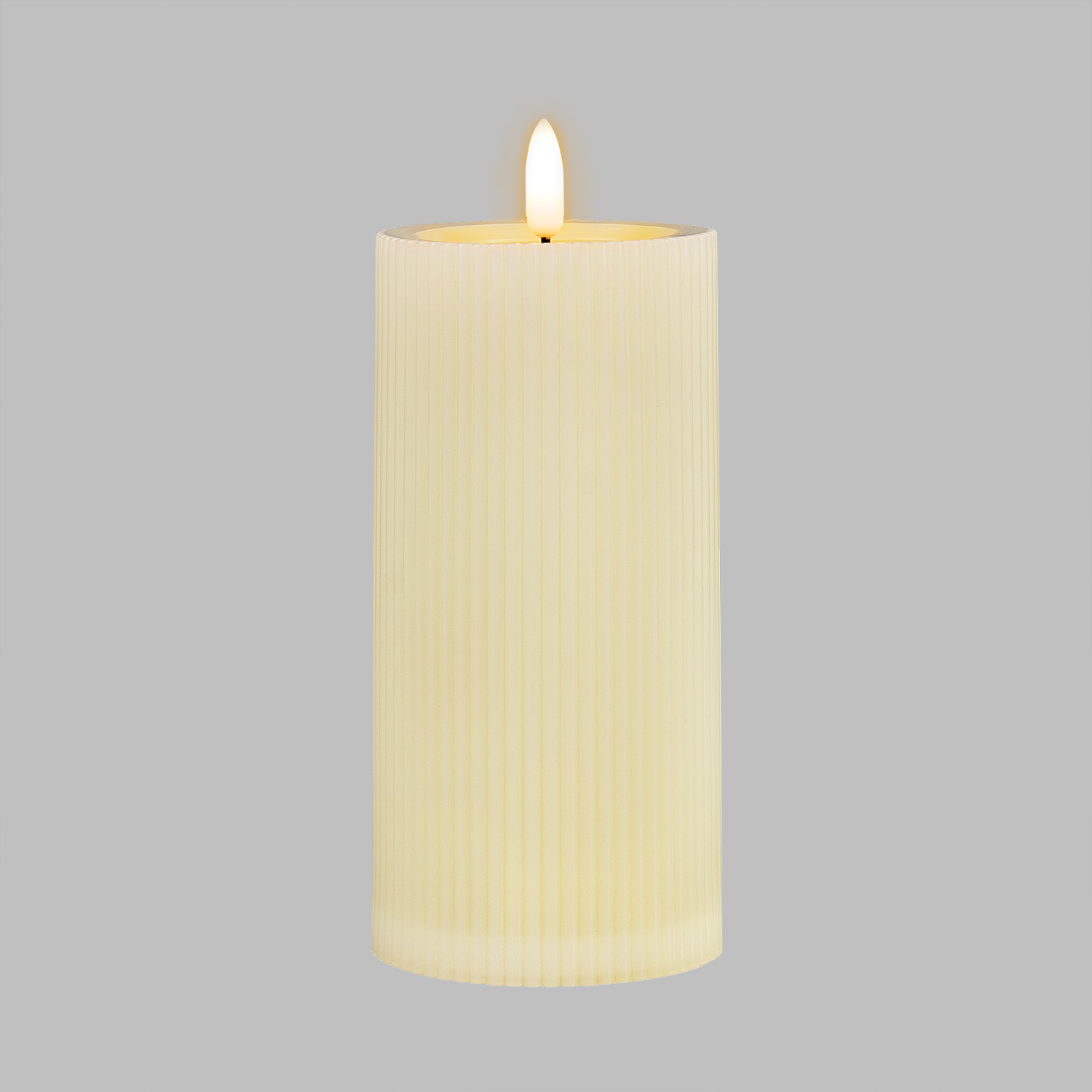 Candela Avorio a Coste per uso esterno, h 15 cm, Ø 7,5cm, fiamma 3D con stoppino ed effetto cera sciolta Candela Avorio a Coste per uso esterno, h 15 cm, Ø 7,5cm, fiamma 3D con stoppino ed effetto cera sciolta