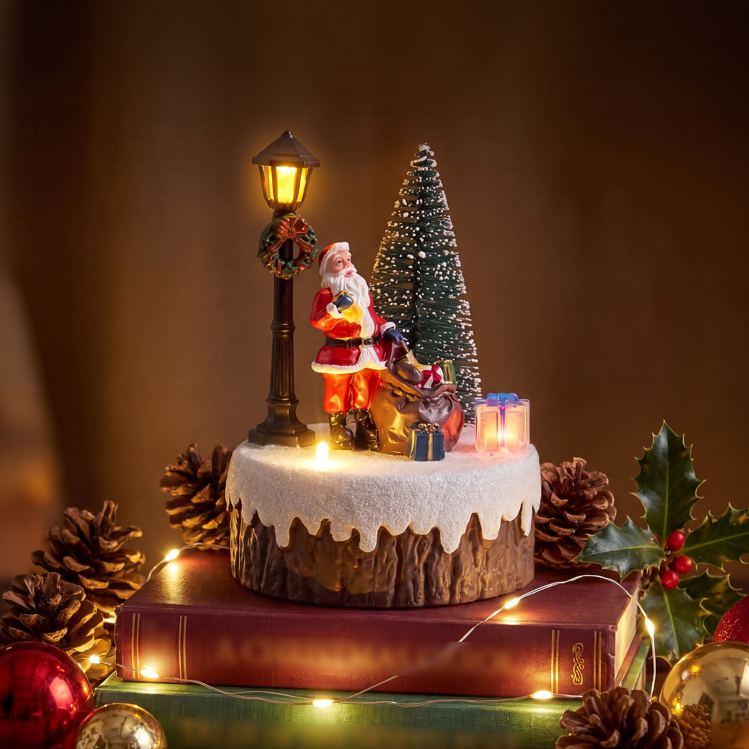 Pueblo de Navidad, Papá Noel con farola y árbol, altura 13 cm
