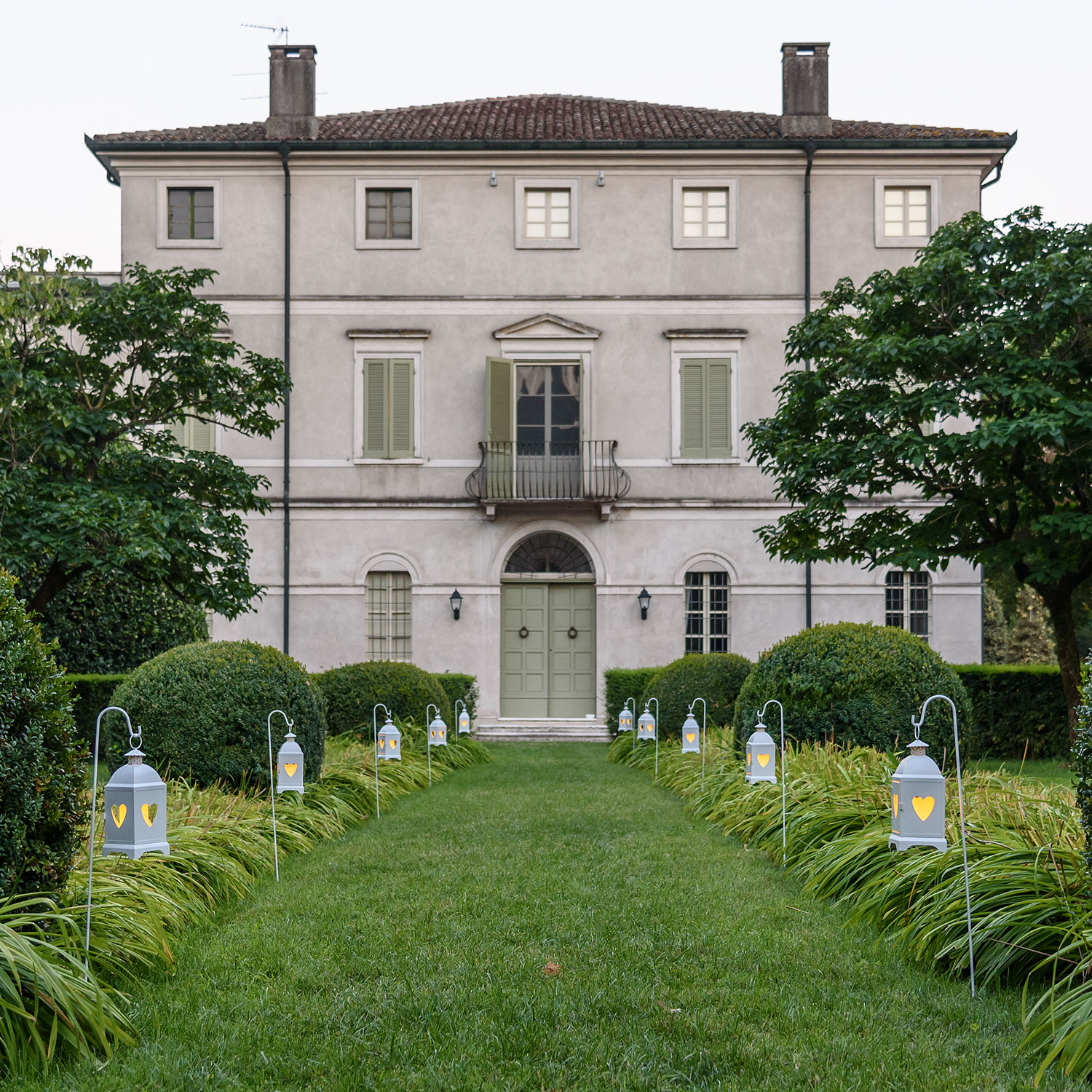 4 tiges porte lanterne en métal blanc, h 110 cm 4 4 tiges porte lanterne en métal blanc, h 110 cm 4