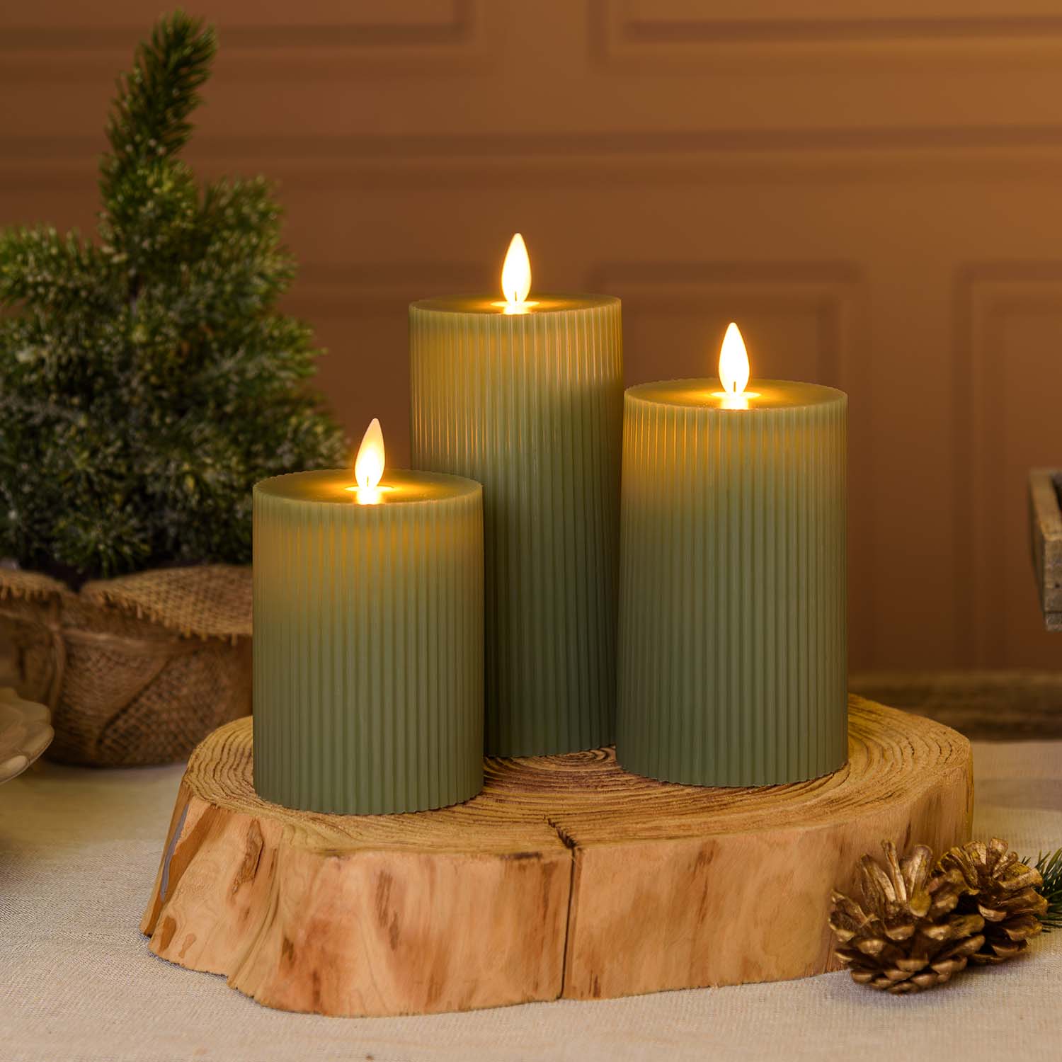 Set 3 candele verdi a coste in cera, fiamma in movimento Set 3 candele verdi a coste in cera, fiamma in movimento