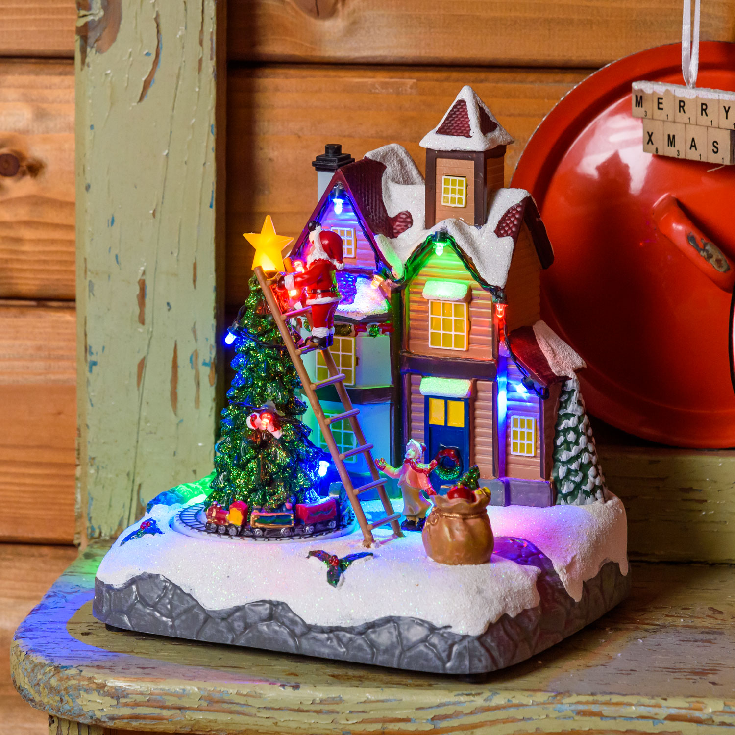 Villaggio di Natale, Albero e Babbo su Scala con Trenino rotante, h 21,5 cm Villaggio di Natale, Albero e Babbo su Scala con Trenino rotante, h 21,5 cm
