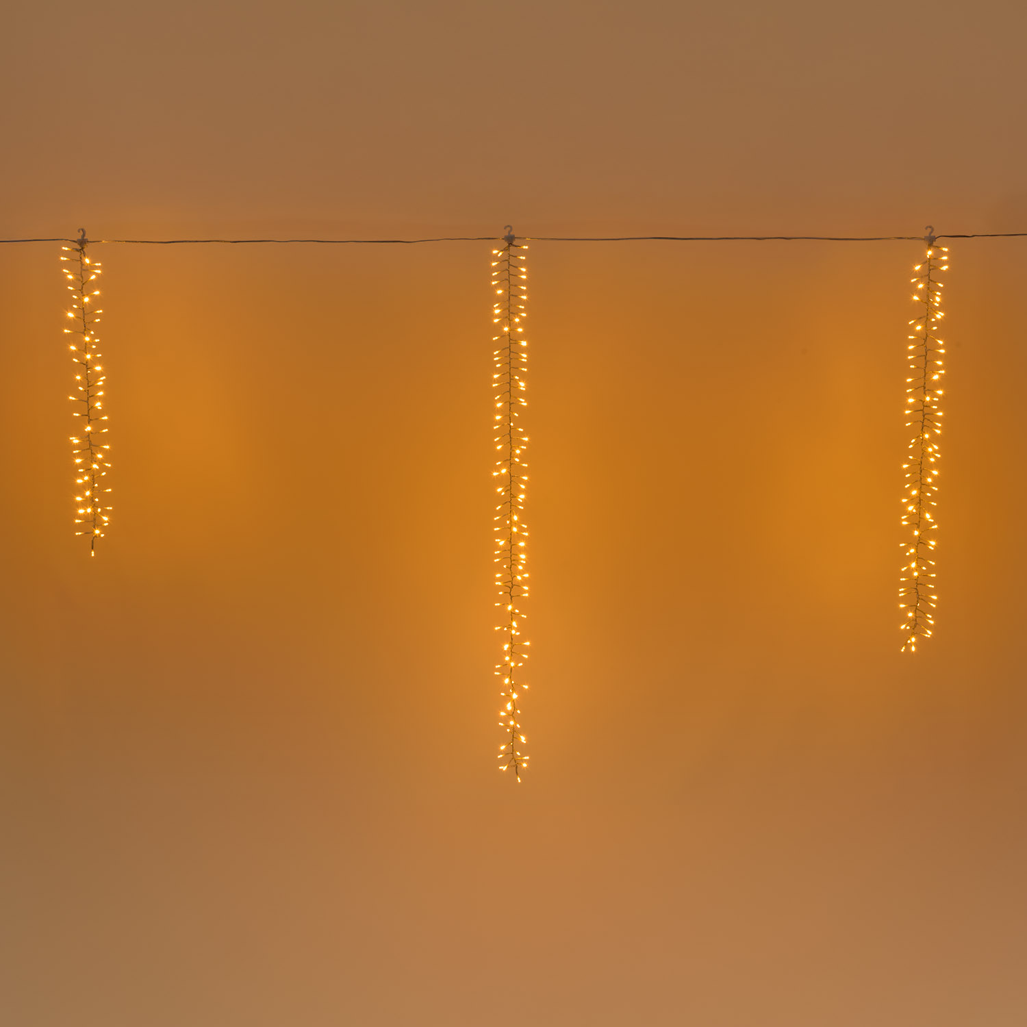 3-Bänder Clusterlichterkette Connect+, 300 LEDs Warmweiß, transparentes Kabel, verlängerbar 3 3-Bänder Clusterlichterkette Connect+, 300 LEDs Warmweiß, transparentes Kabel, verlängerbar 3