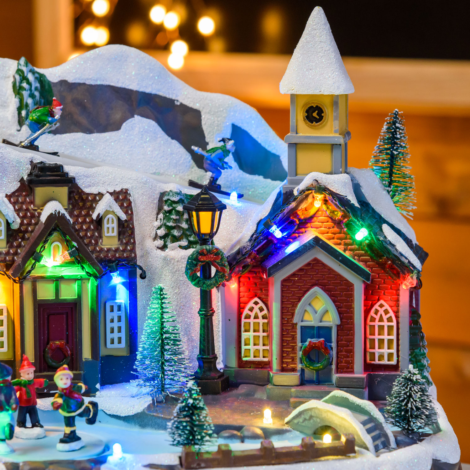 Weihnachtsdorf, mit Skifahrern und rotierenden Schlittschuhläufern, h 24 cm, mit Weihnachtsliedern 9 Weihnachtsdorf, mit Skifahrern und rotierenden Schlittschuhläufern, h 24 cm, mit Weihnachtsliedern 9