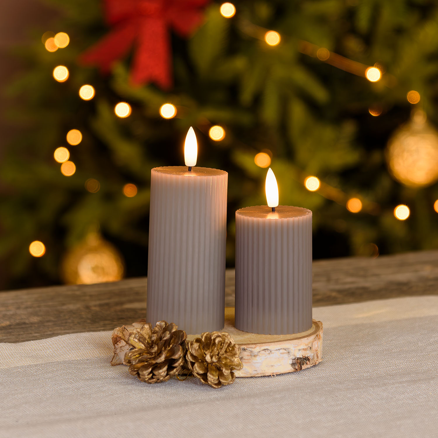 Set 2 candele grigio marrone a coste in cera, fiamma 3D con stoppino Set 2 candele grigio marrone a coste in cera, fiamma 3D con stoppino