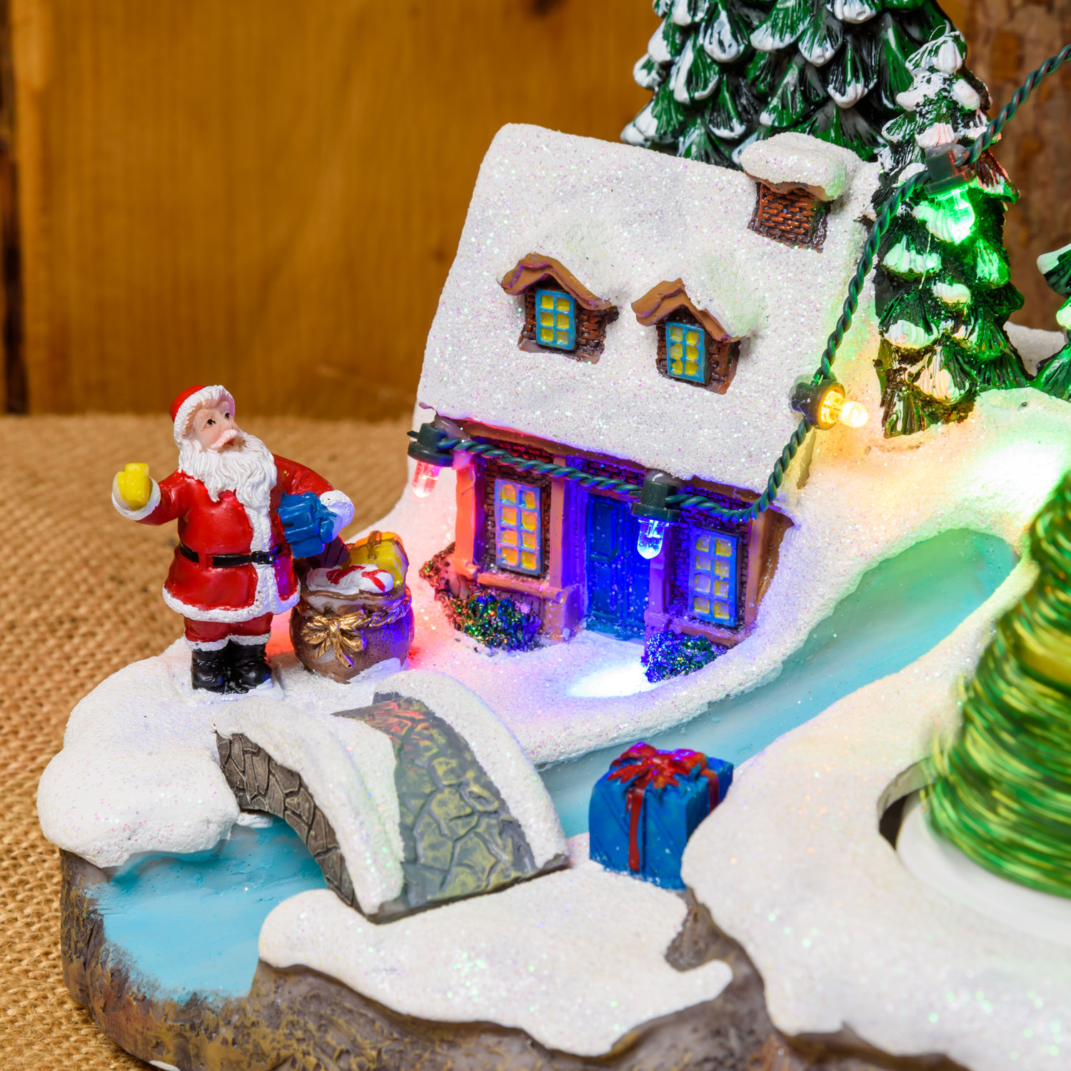 Weihnachtsdorf aus Polyresin, Bach mit Brücke und rotierendem Baum, h 15 cm, mit Weihnachtslieder 9 Weihnachtsdorf aus Polyresin, Bach mit Brücke und rotierendem Baum, h 15 cm, mit Weihnachtslieder 9