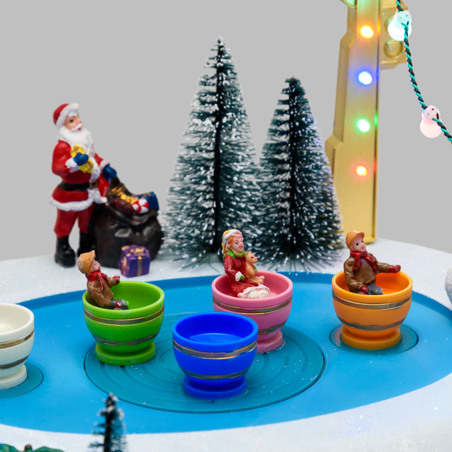 Villagio di Natale con Paesaggio Innevato Luna Park con Tazze rotanti in movimento, h 20 cm, musiche natalizie 8 Villagio di Natale con Paesaggio Innevato Luna Park con Tazze rotanti in movimento, h 20 cm, musiche natalizie 8