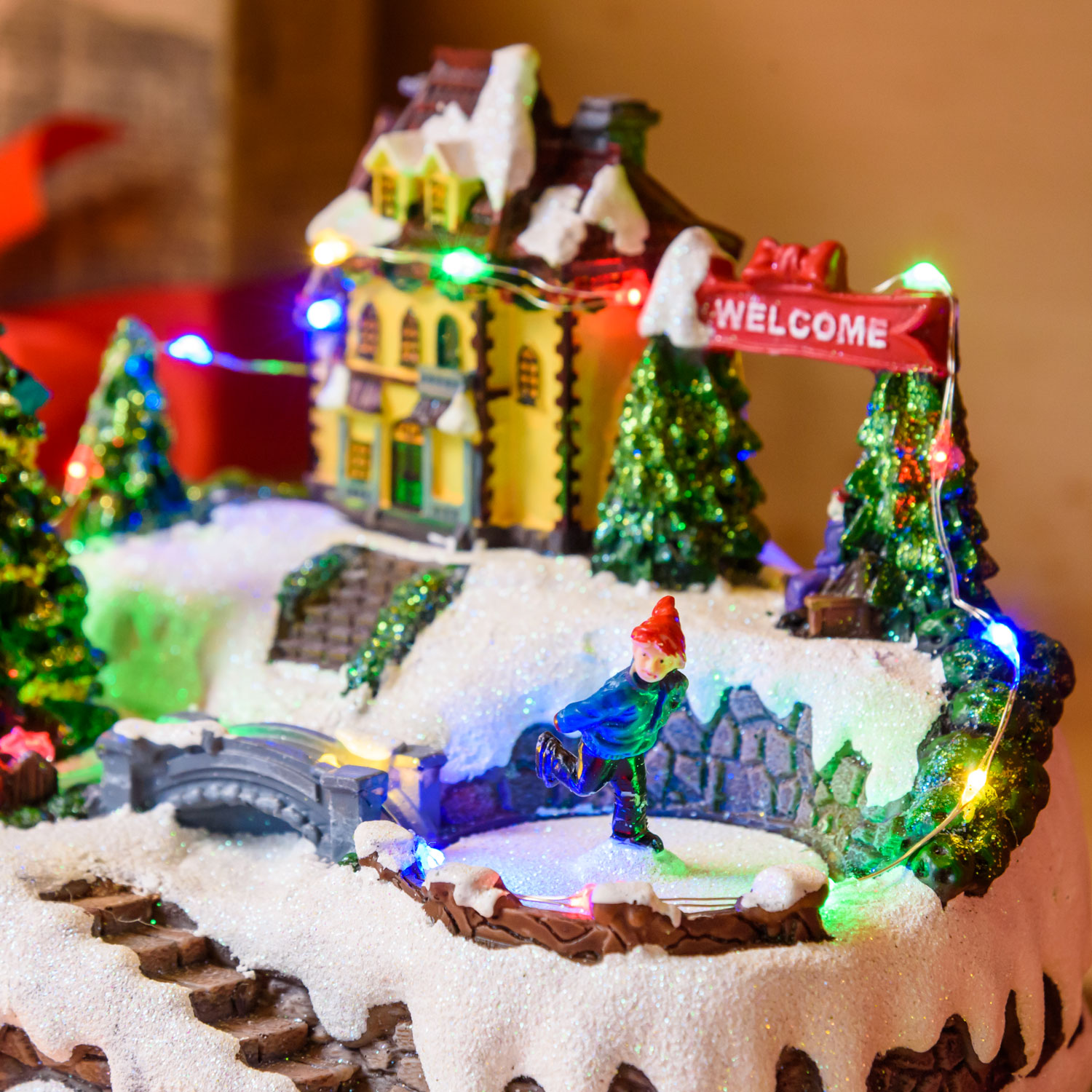 Pueblo Navidad de poliresina, Patinador y Árbol Navidad con Niños giratorios, h 15 cm 9 Pueblo Navidad de poliresina, Patinador y Árbol Navidad con Niños giratorios, h 15 cm 9