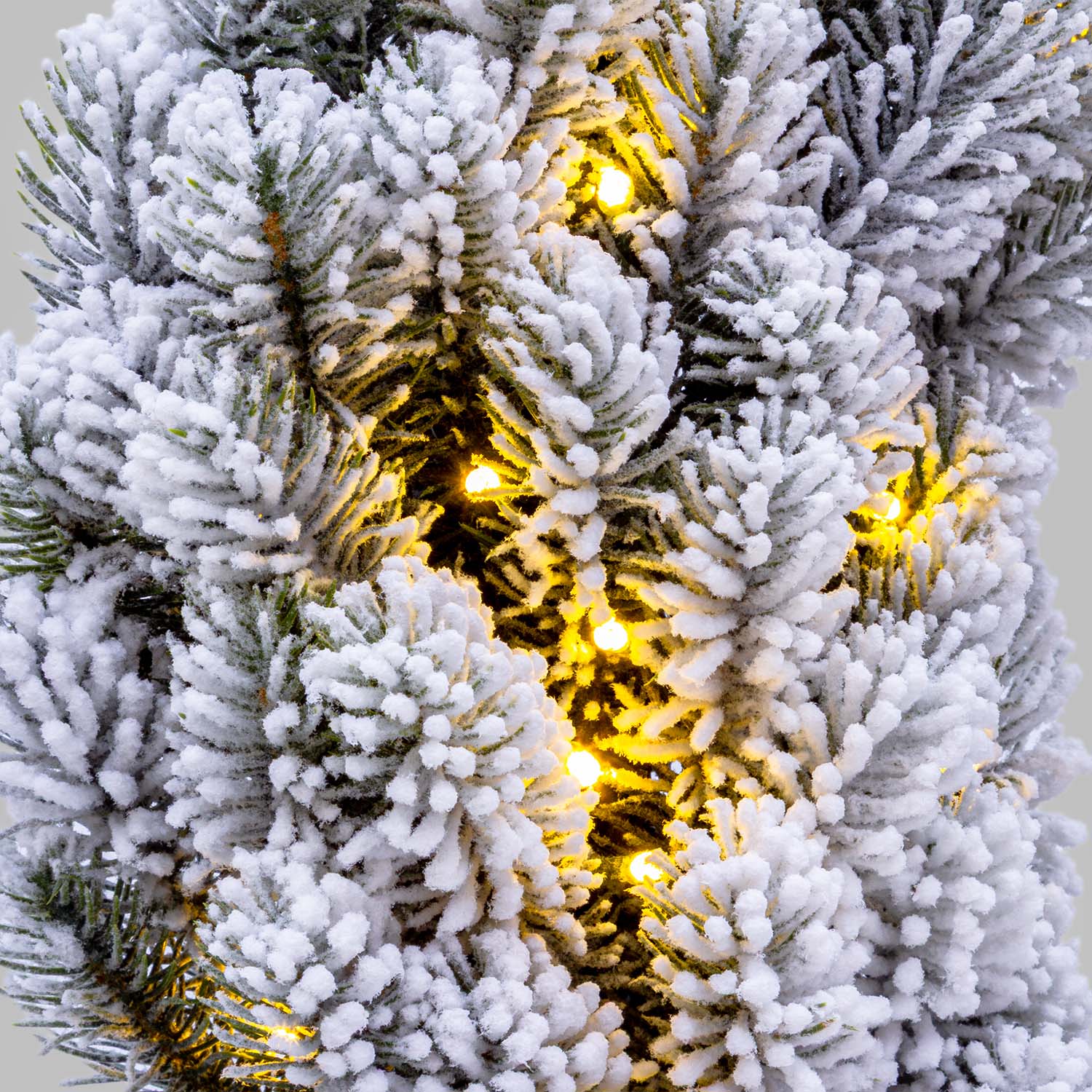 Corona Alpino in finto pino a batteria, floccato bianco, Ø 60 cm, 80 led integrati bianco caldo 5