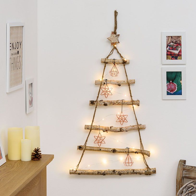 Albero di Natale da parete sospeso realizzato con rami, corda e luci LED
