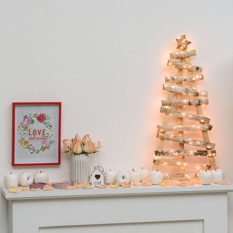 Albero di Natale da parete fai da te realizzato con listelli di legno e microLED