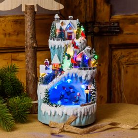 Weihnachtsdorf aus Polyresin, rotierenden Schlittschuhläufern und Skifahrern, h 26 cm, mit Weihnachtsliedern